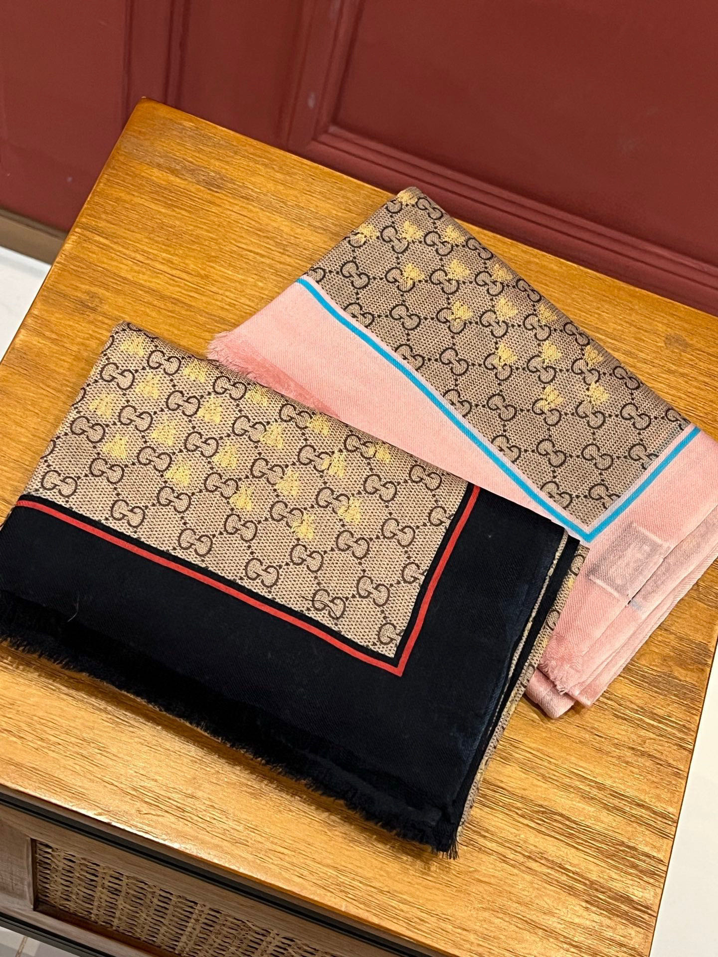    ✨✨GUCCI新款！ 印花工艺  稀疏层次设计  配以精美  真心特别  上身简直了‼️ 围着不说