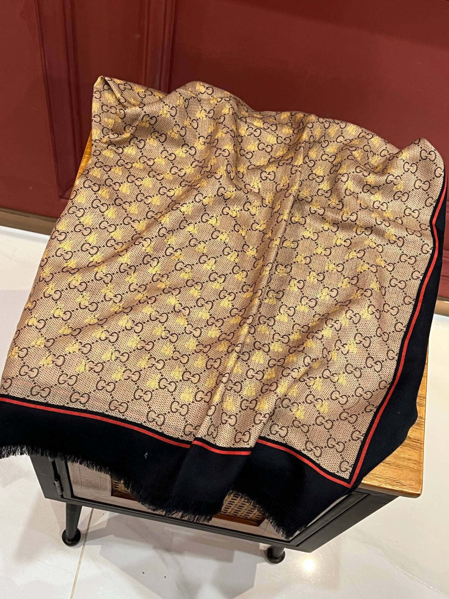    ✨✨GUCCI新款！ 印花工艺  稀疏层次设计  配以精美  真心特别  上身简直了‼️ 围着不说