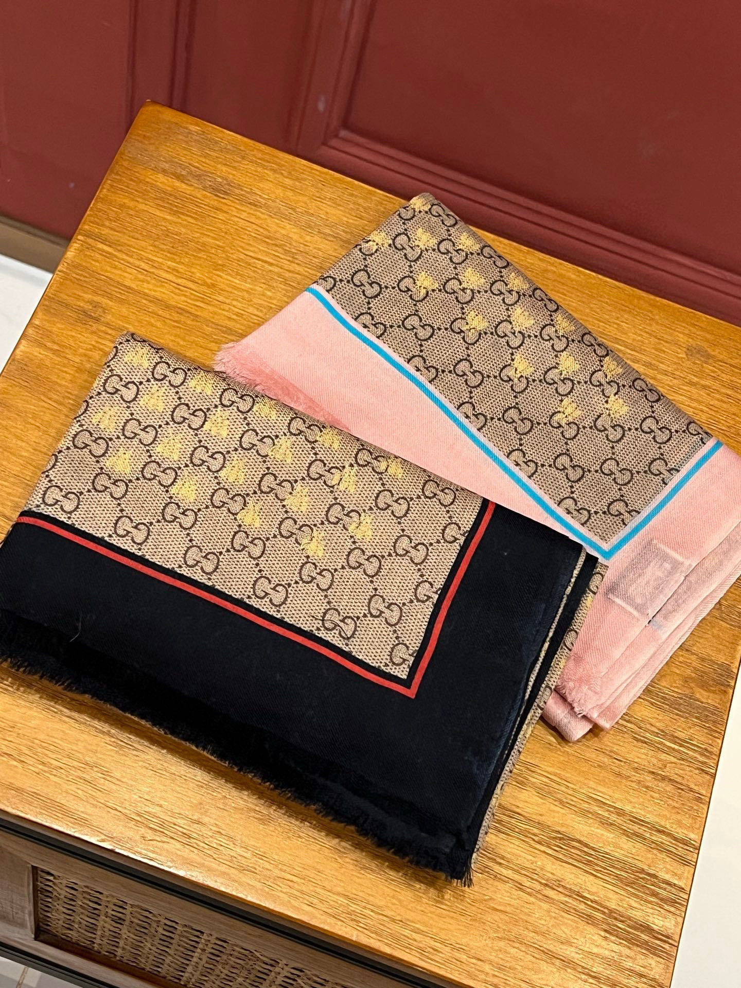    ✨✨GUCCI新款！ 印花工艺  稀疏层次设计  配以精美  真心特别  上身简直了‼️ 围着不说