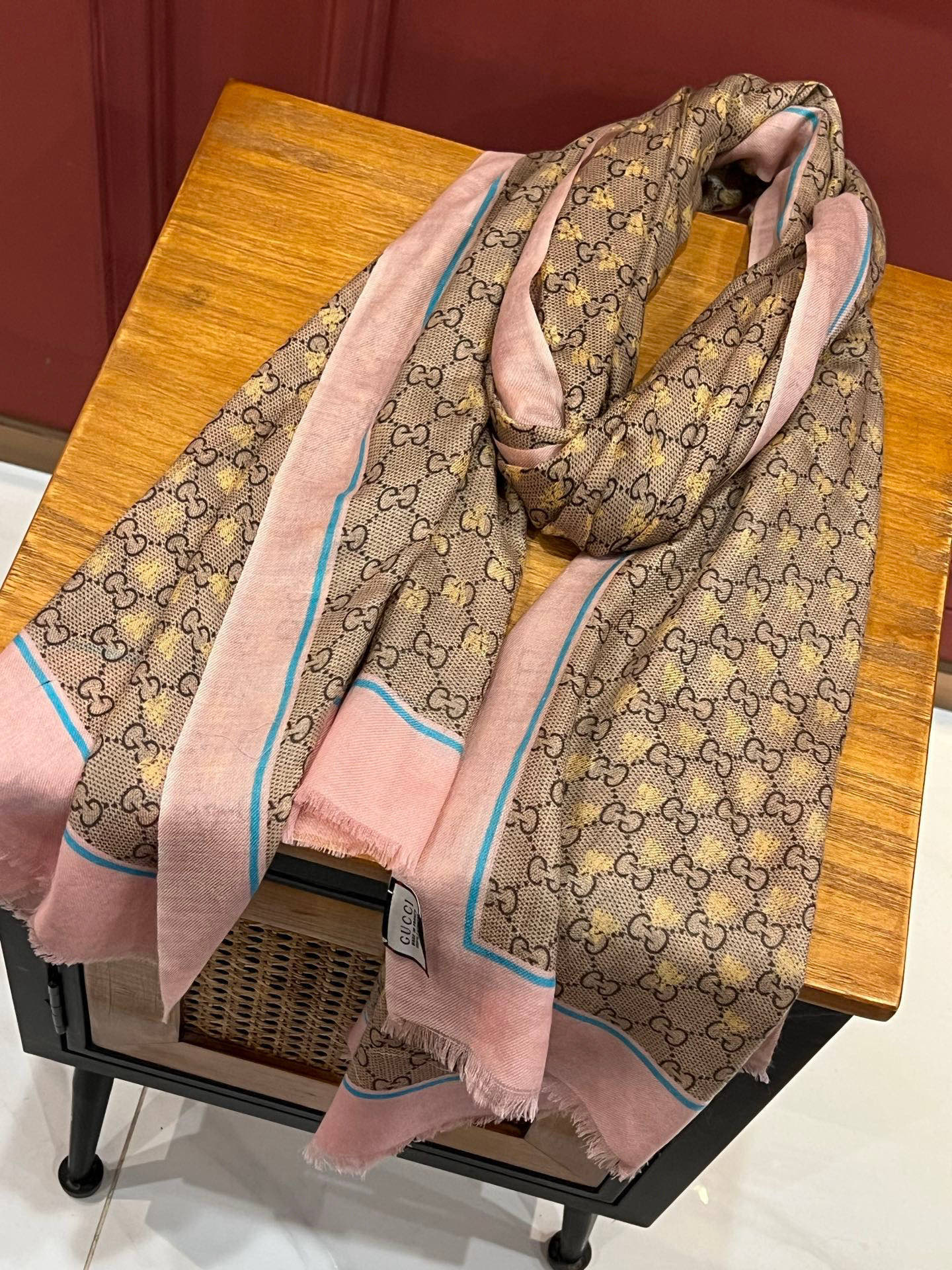    ✨✨GUCCI新款！ 印花工艺  稀疏层次设计  配以精美  真心特别  上身简直了‼️ 围着不说