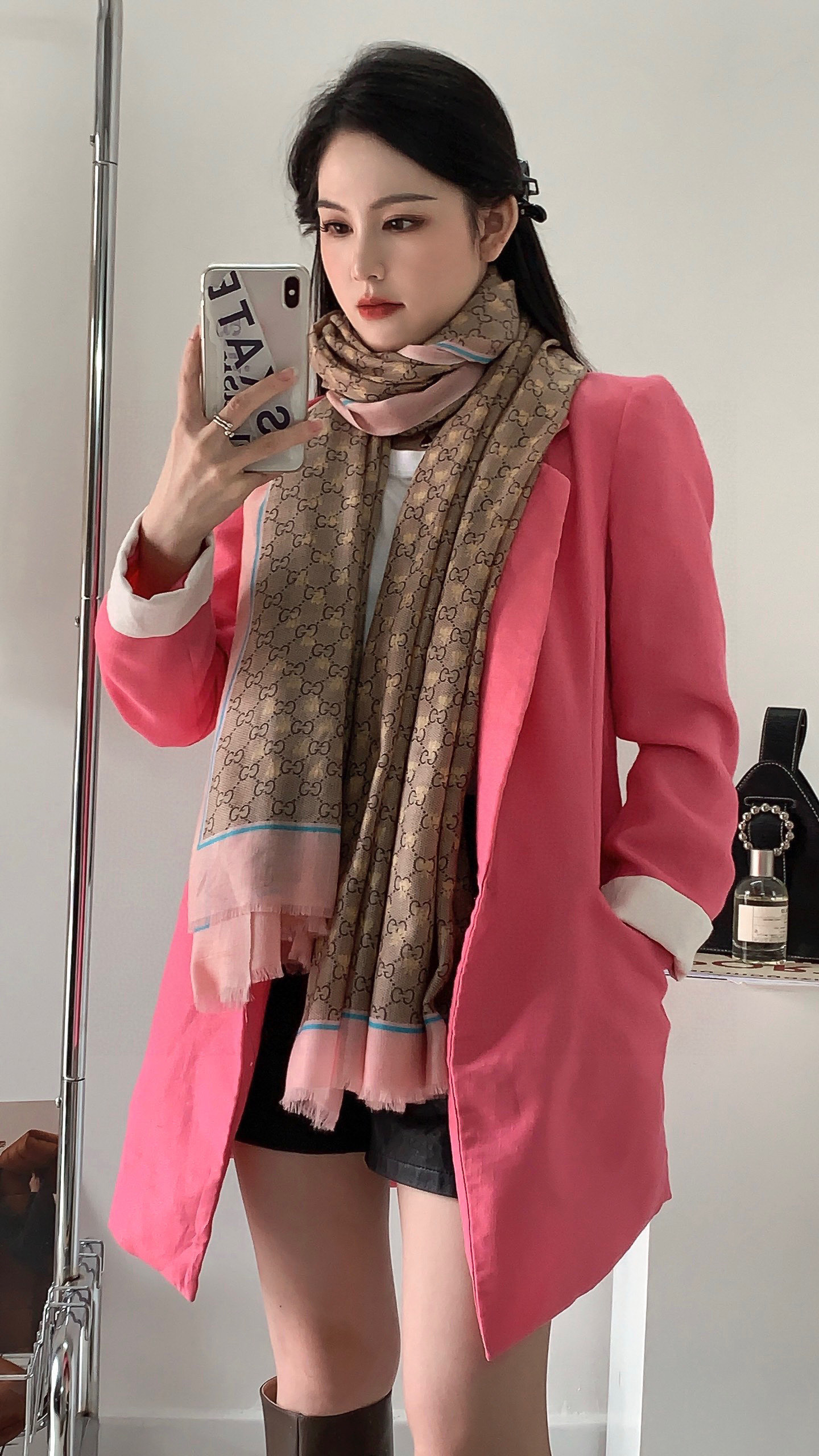    ✨✨GUCCI新款！ 印花工艺  稀疏层次设计  配以精美  真心特别  上身简直了‼️ 围着不说