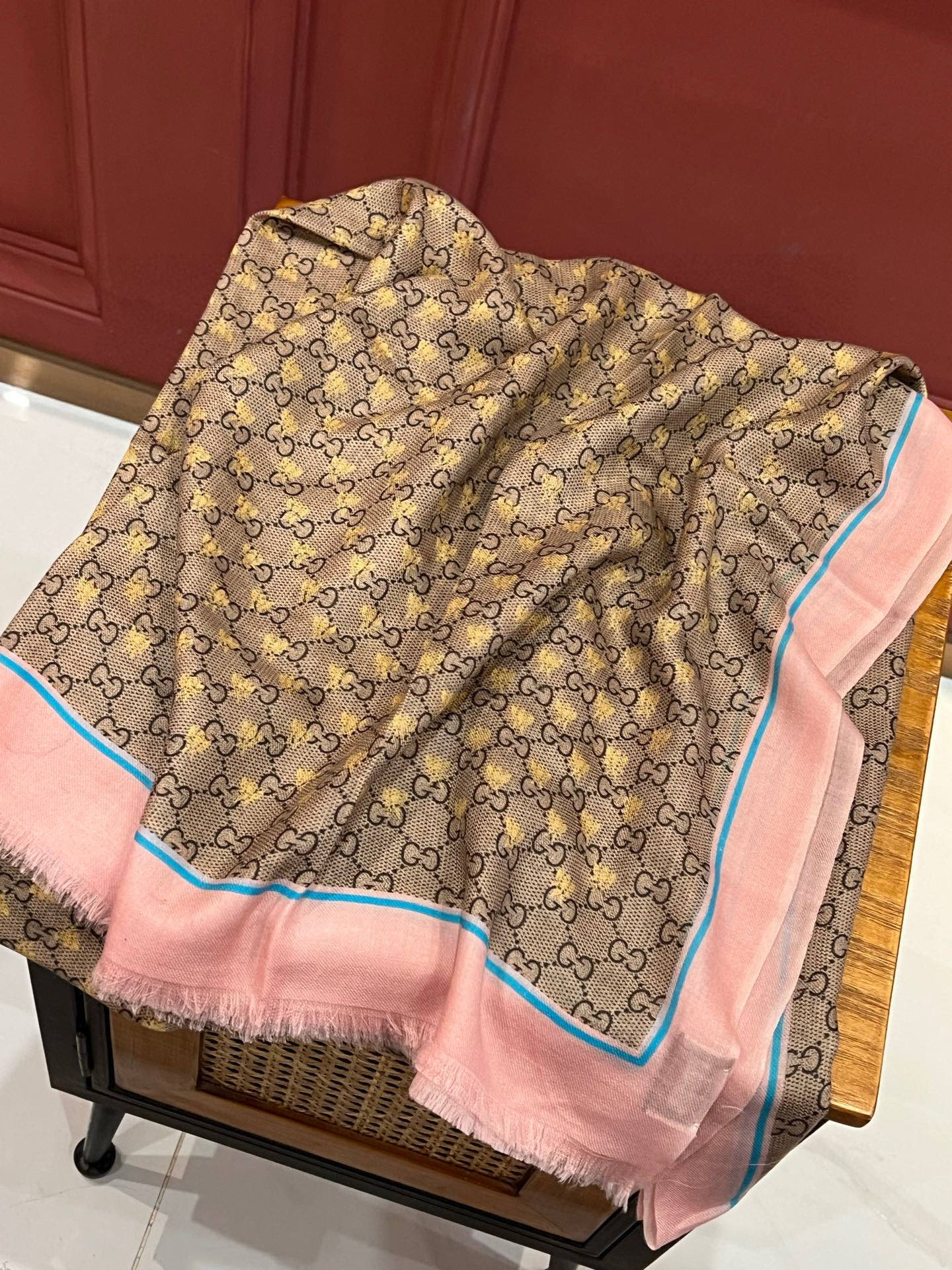    ✨✨GUCCI新款！ 印花工艺  稀疏层次设计  配以精美  真心特别  上身简直了‼️ 围着不说