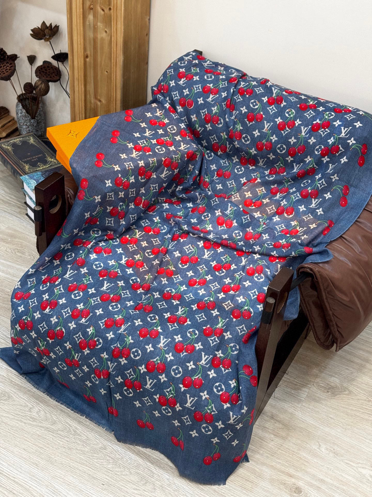  上新💕 。新款樱桃LV羊绒方巾 
LV x TM Monogram Cerise 出自路易威登 x 村