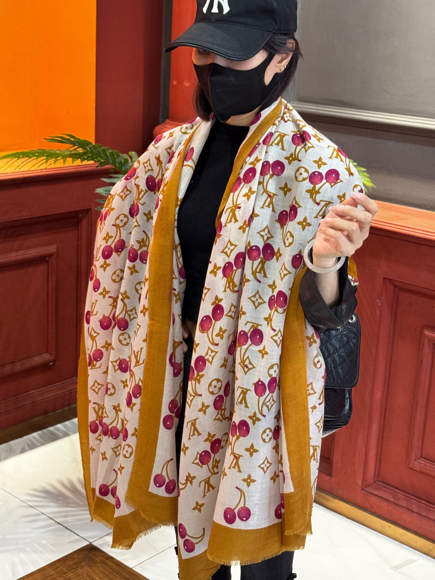  上新💕 。新款樱桃LV羊绒方巾 
LV x TM Monogram Cerise 出自路易威登 x 村