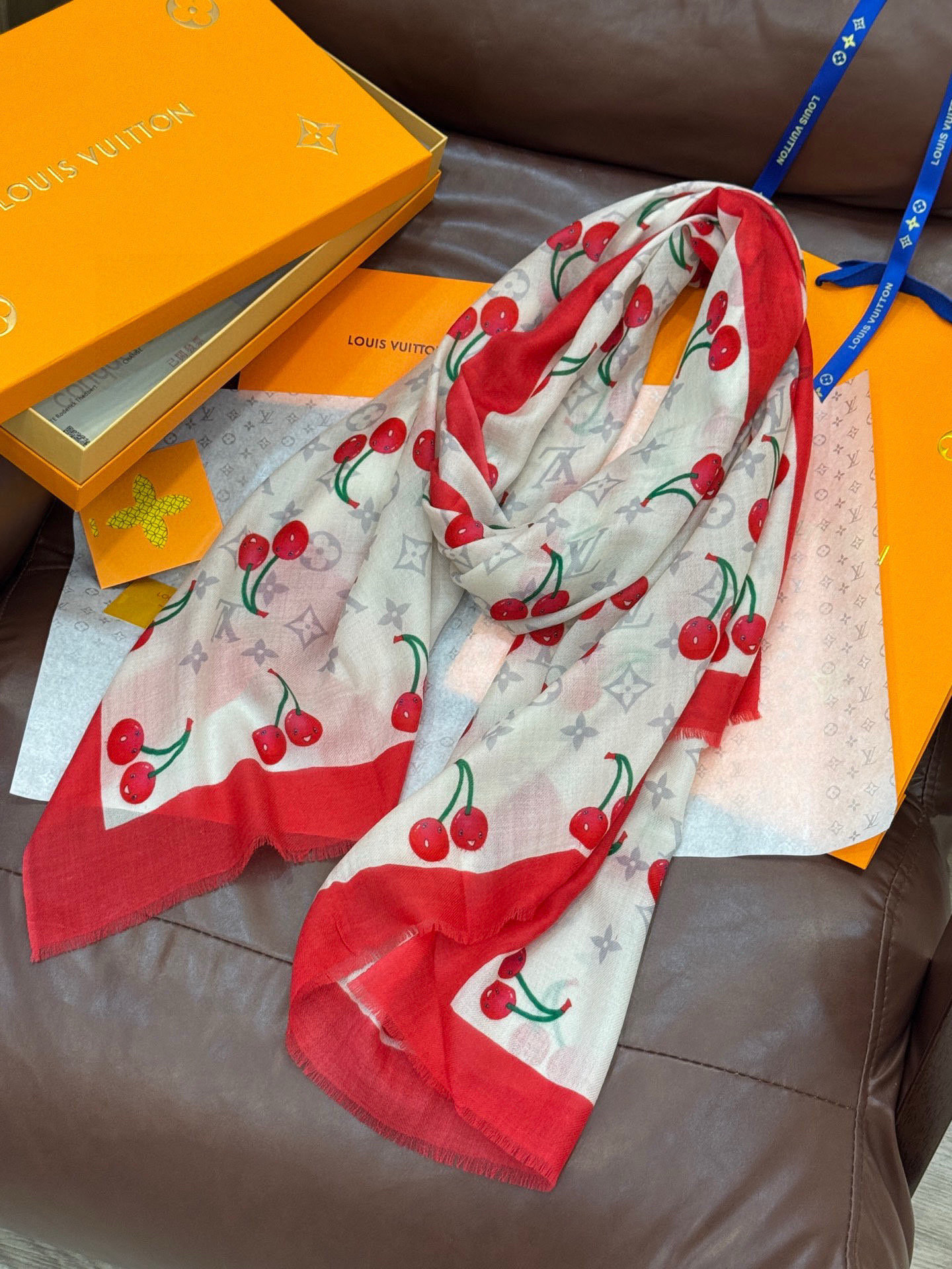  上新💕 。新款樱桃LV羊绒方巾 
LV x TM Monogram Cerise 出自路易威登 x 村