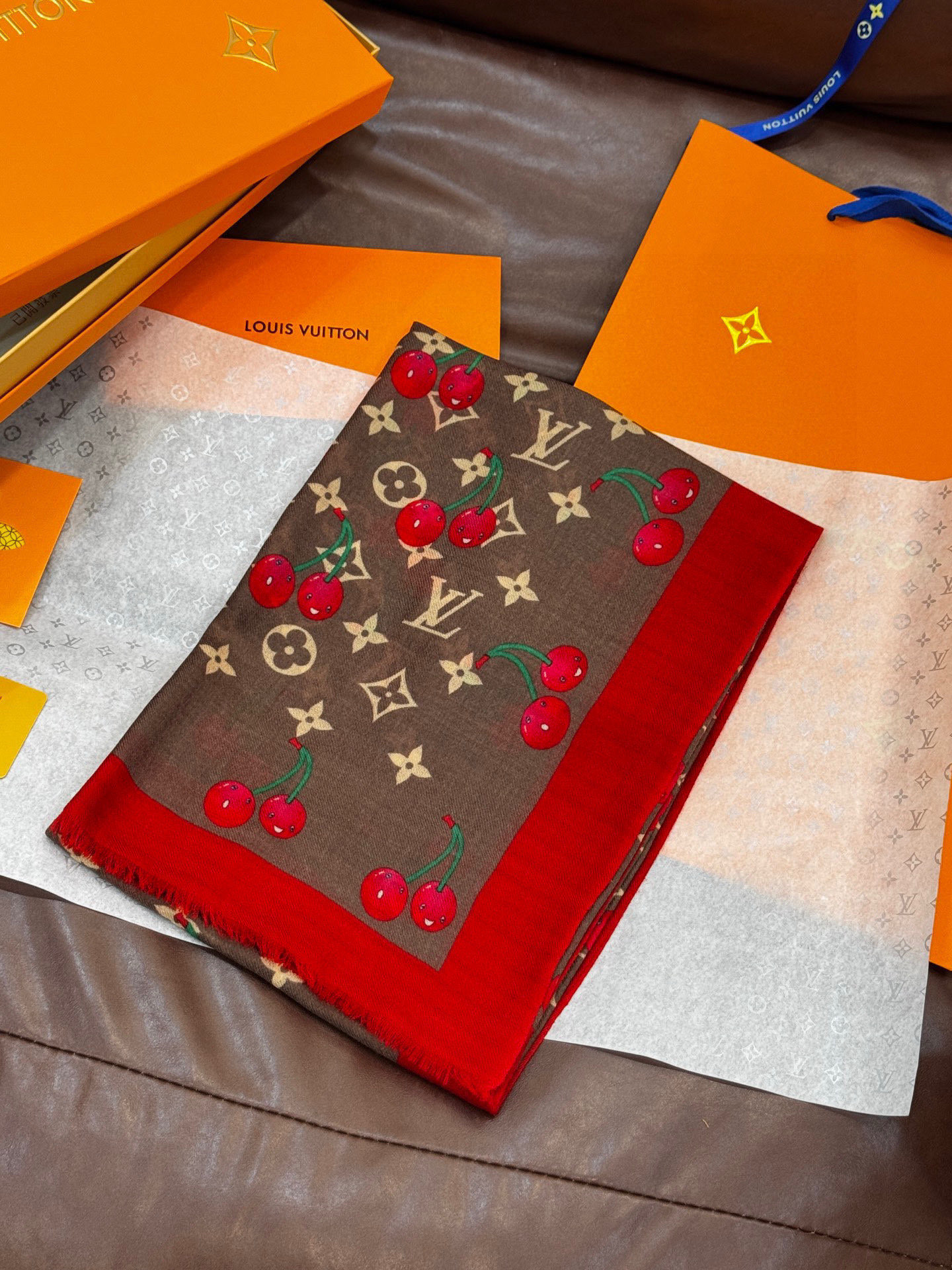  上新💕 。新款樱桃LV羊绒方巾 
LV x TM Monogram Cerise 出自路易威登 x 村