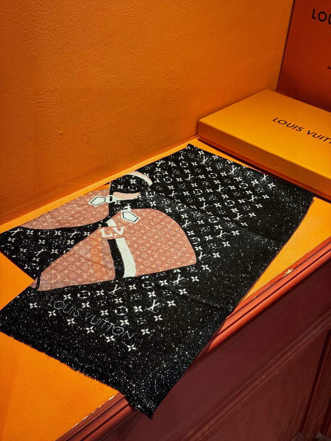  会发光发亮的围巾2025开春新款限定系列爆款到啦LV原单正品。早秋主打款。佩戴Le Tout Pari
