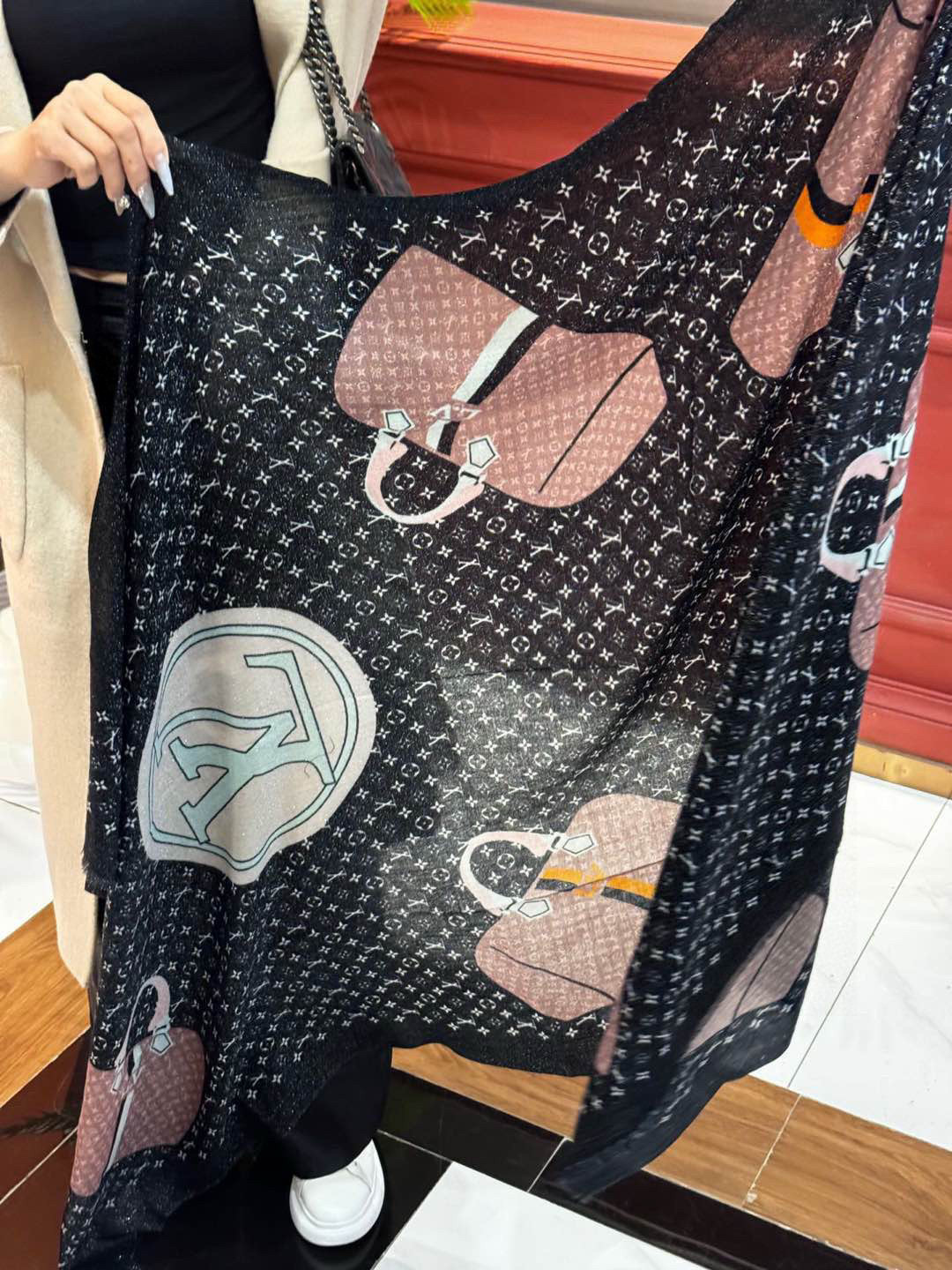  会发光发亮的围巾2025开春新款限定系列爆款到啦LV原单正品。早秋主打款。佩戴Le Tout Pari