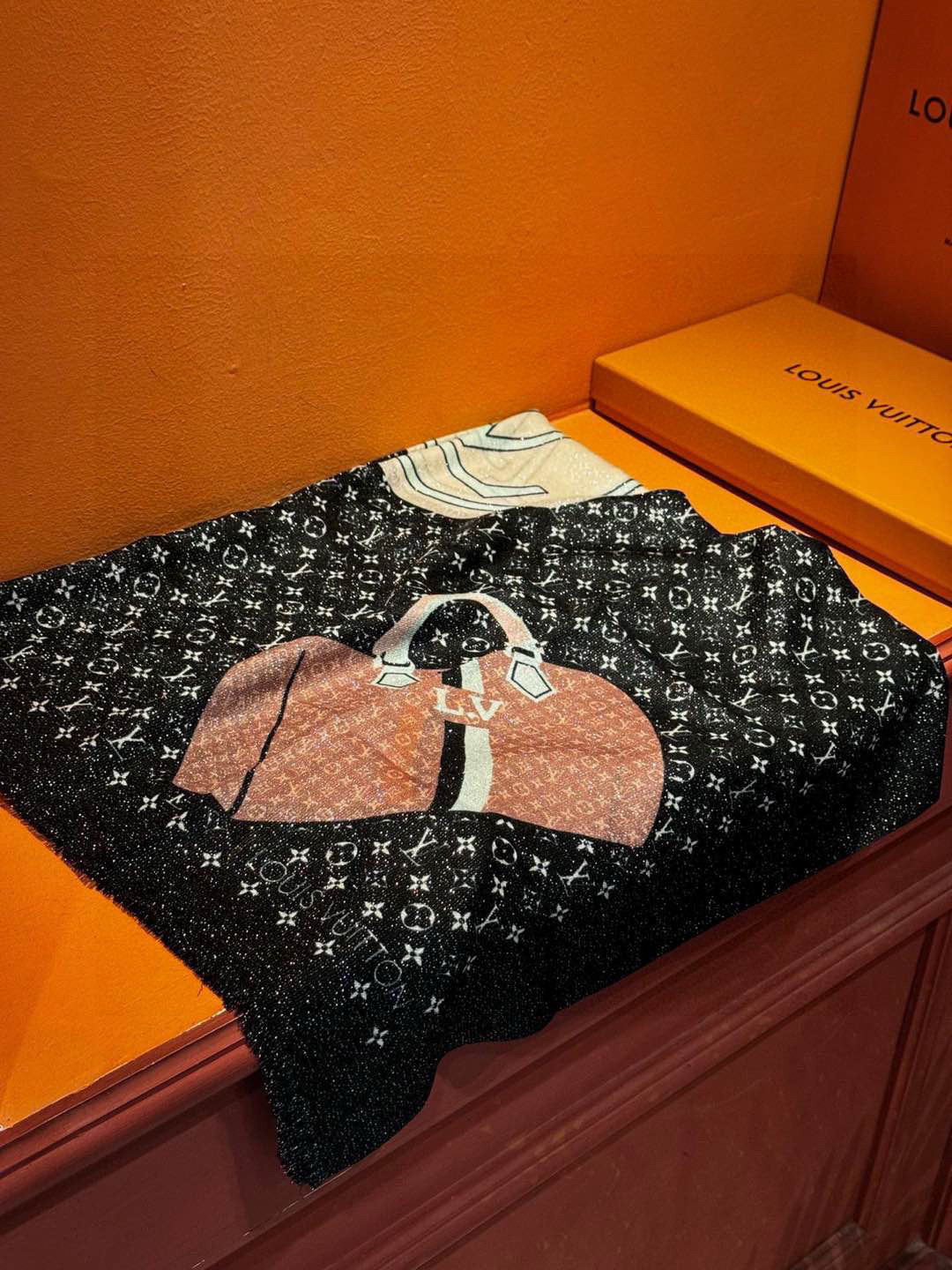  会发光发亮的围巾2025开春新款限定系列爆款到啦LV原单正品。早秋主打款。佩戴Le Tout Pari