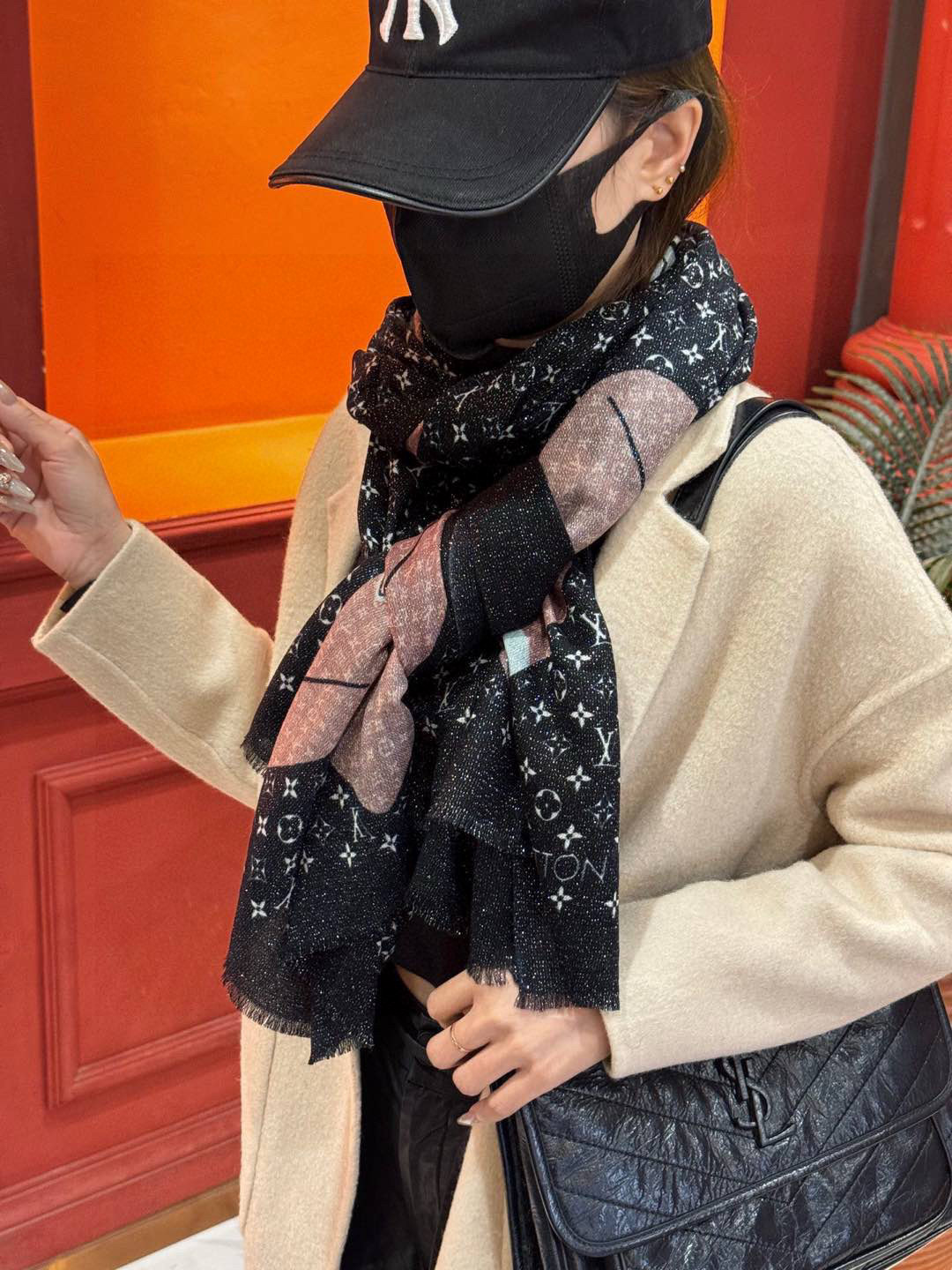  会发光发亮的围巾2025开春新款限定系列爆款到啦LV原单正品。早秋主打款。佩戴Le Tout Pari