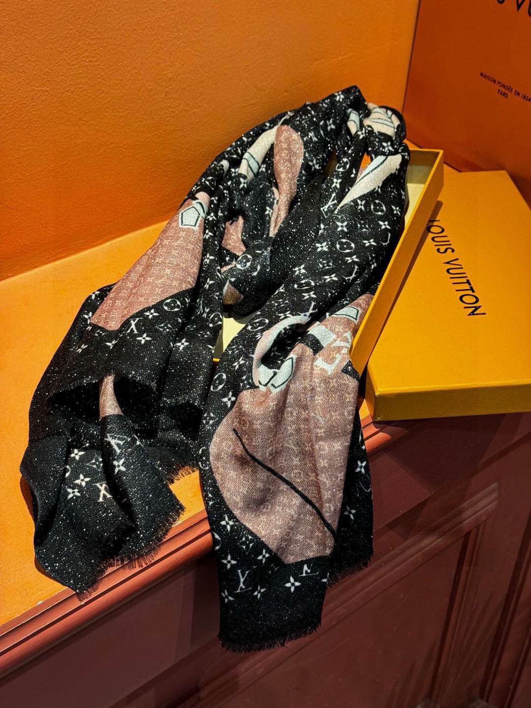 会发光发亮的围巾2025开春新款限定系列爆款到啦LV原单正品。早秋主打款。佩戴Le Tout Pari