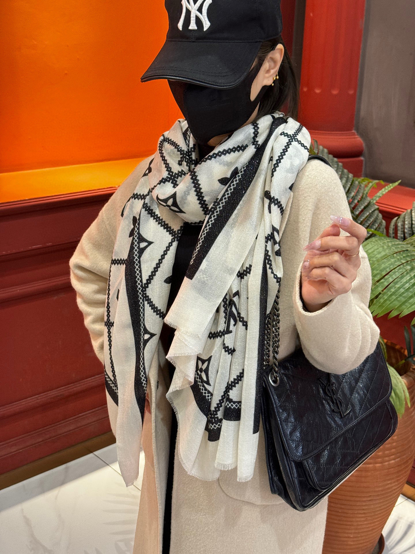  【会发光发亮的围巾】LV银丝羊绒材质❗️轻奢感十足👸 🌺专柜新款🌟面料追求造型，手感挺括，高端设计师配