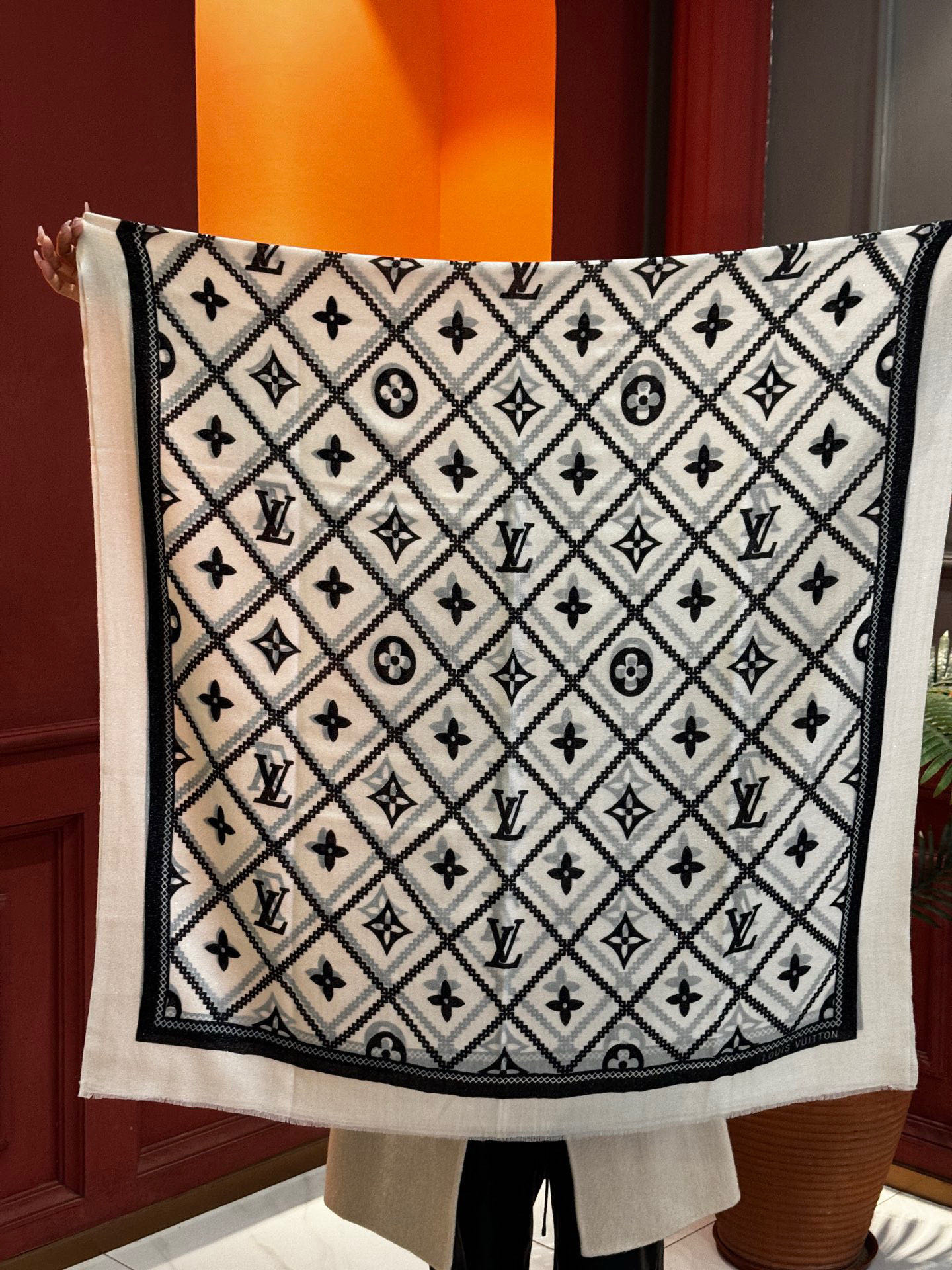  【会发光发亮的围巾】LV银丝羊绒材质❗️轻奢感十足👸 🌺专柜新款🌟面料追求造型，手感挺括，高端设计师配