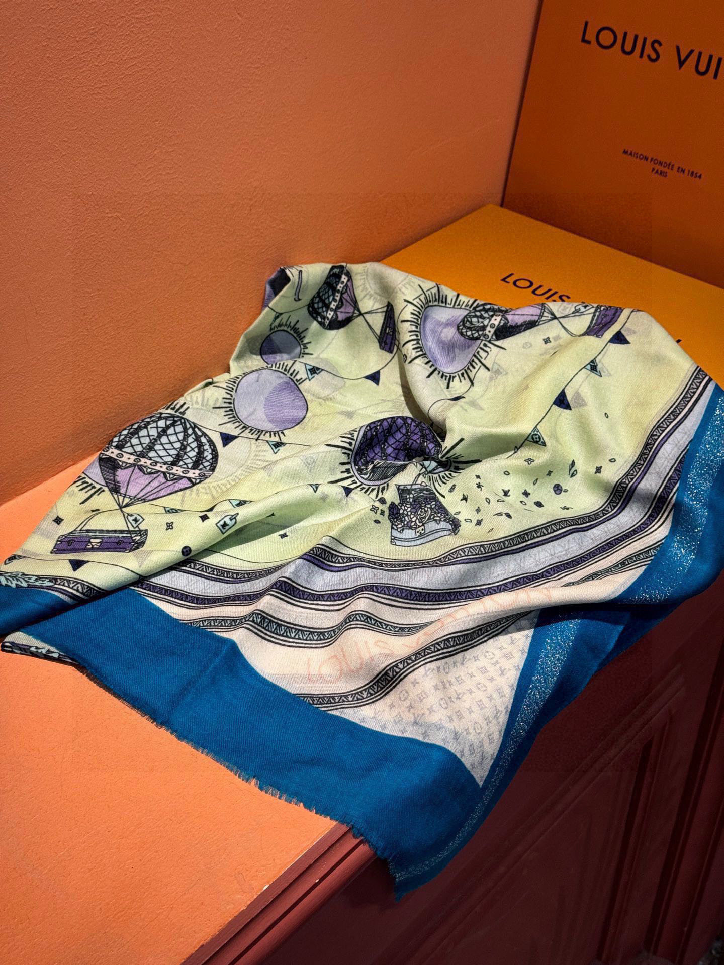   会发光发亮的围巾【热气球】 and Away 系列，致意路易威登的旅行传承。描绘 Monogram 