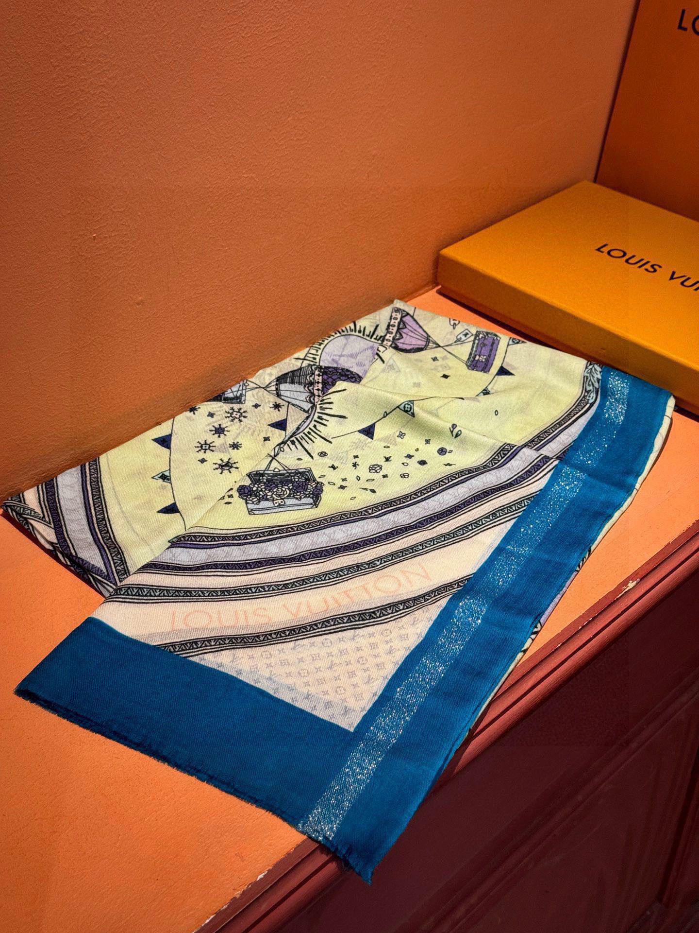   会发光发亮的围巾【热气球】 and Away 系列，致意路易威登的旅行传承。描绘 Monogram 