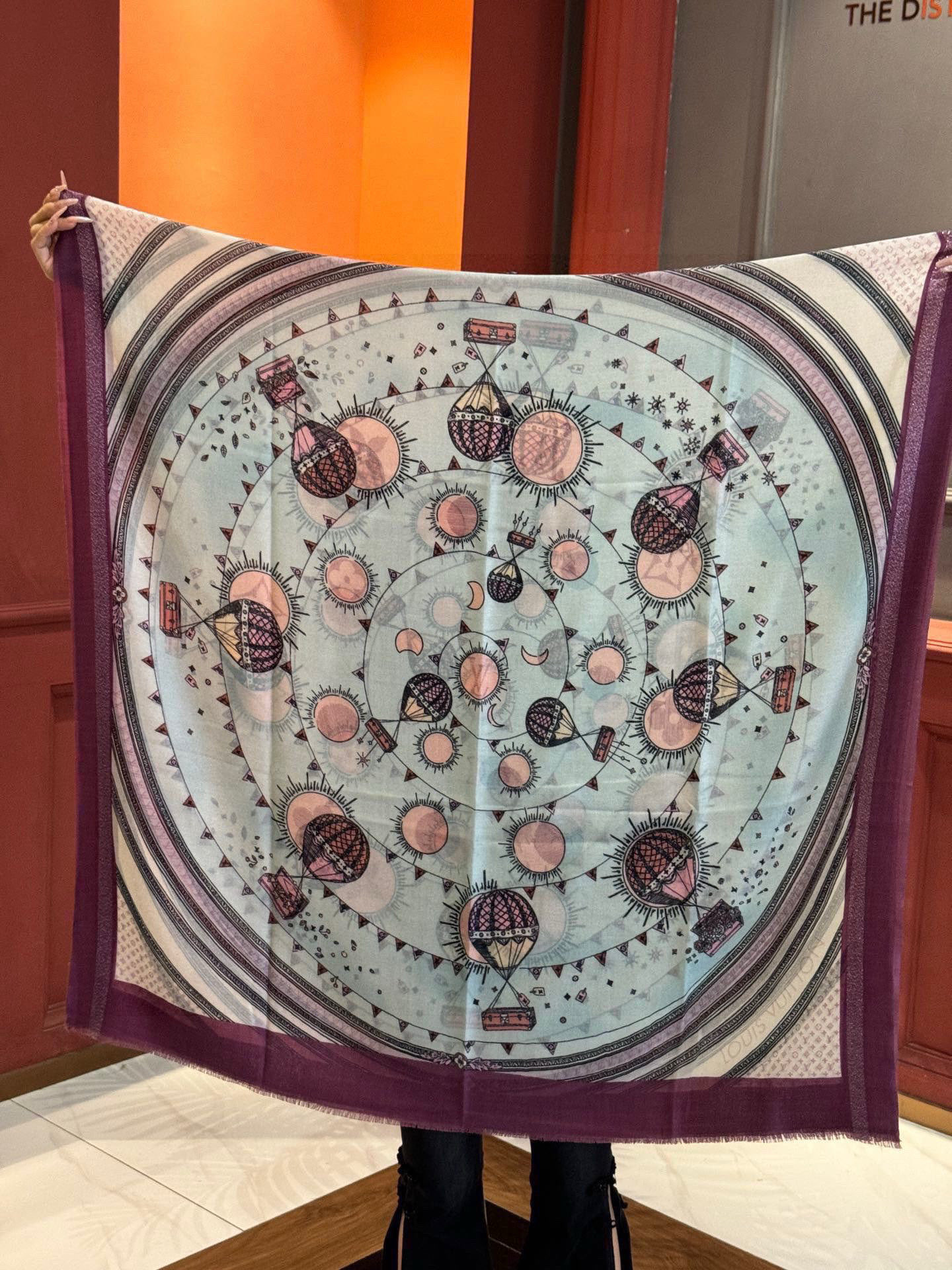   会发光发亮的围巾【热气球】 and Away 系列，致意路易威登的旅行传承。描绘 Monogram 