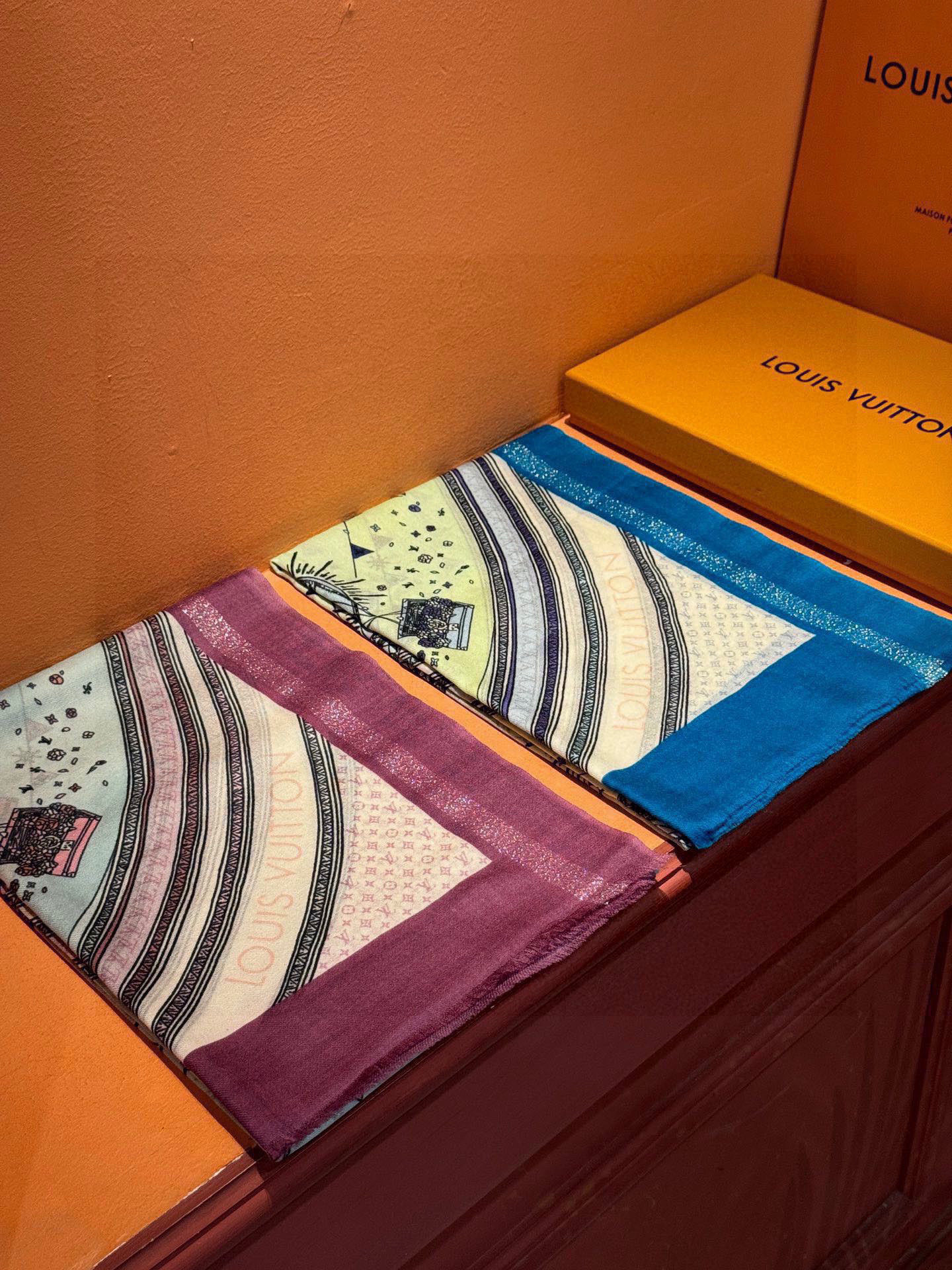   会发光发亮的围巾【热气球】 and Away 系列，致意路易威登的旅行传承。描绘 Monogram 