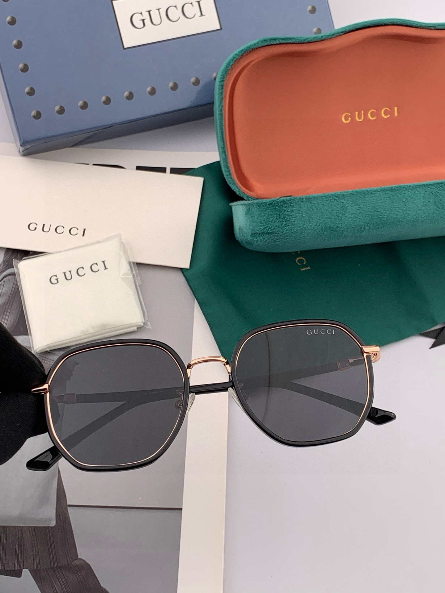   超好看 潮酷【GUCCI】古驰 新款款太阳镜以独特魅力和前卫风格诠释春夏最新眼镜，以方框设计两边经典