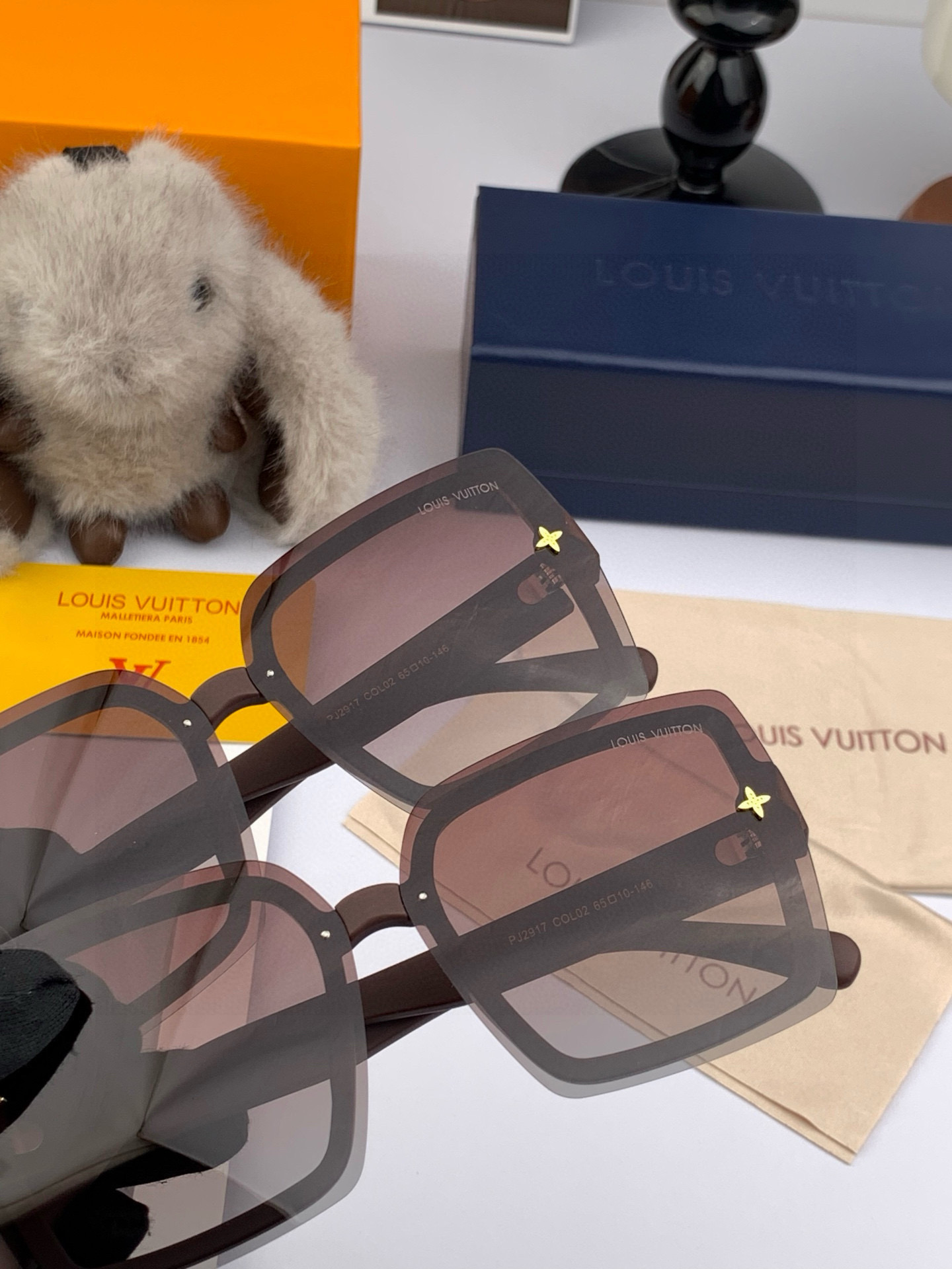   lv大框太阳镜墨镜经典的方框设计，不挑脸型，无论搭配大衣还是连衣裙都非常显气质预防紫外线  型号：L