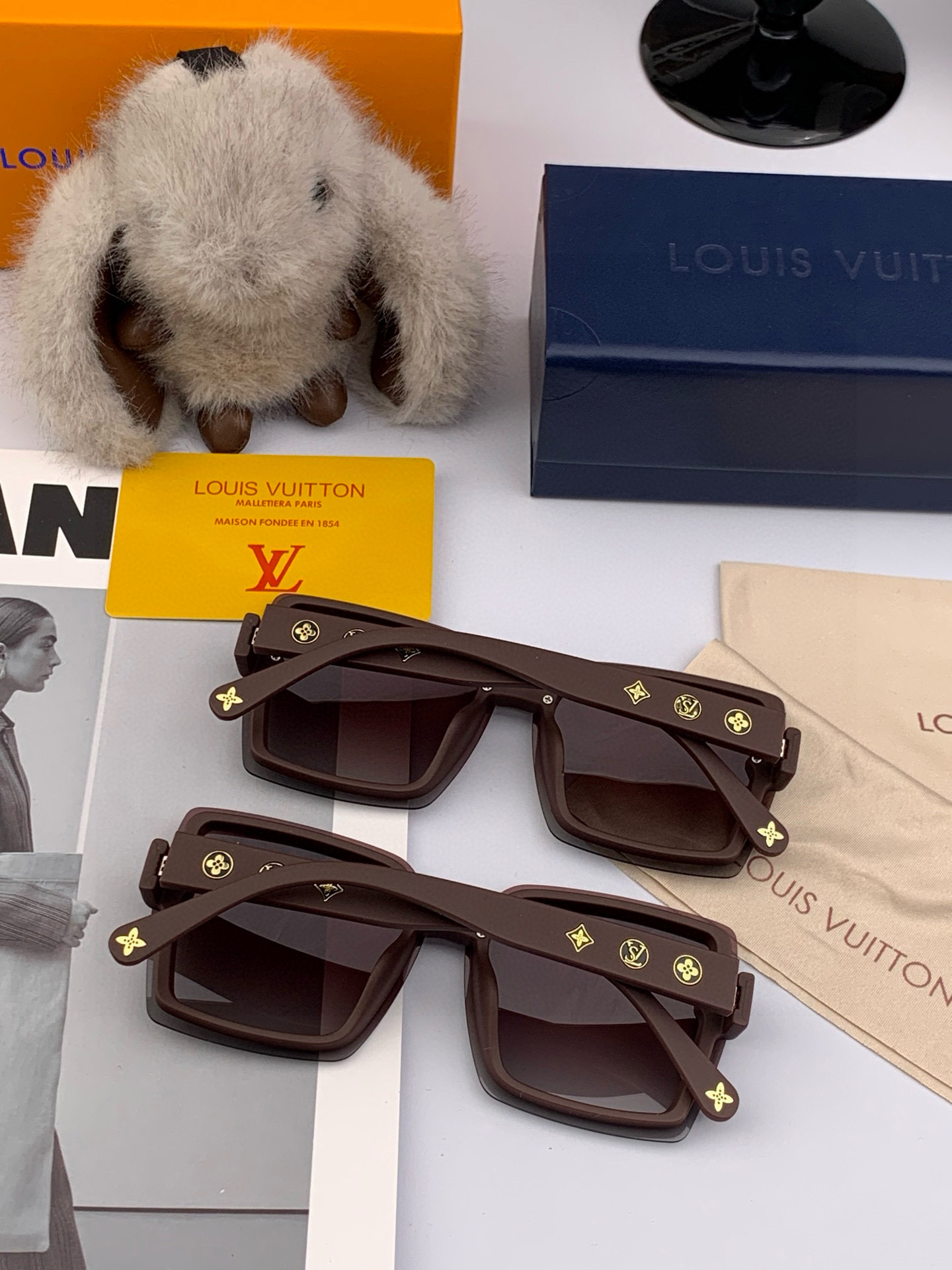   lv大框太阳镜墨镜经典的方框设计，不挑脸型，无论搭配大衣还是连衣裙都非常显气质预防紫外线  型号：L