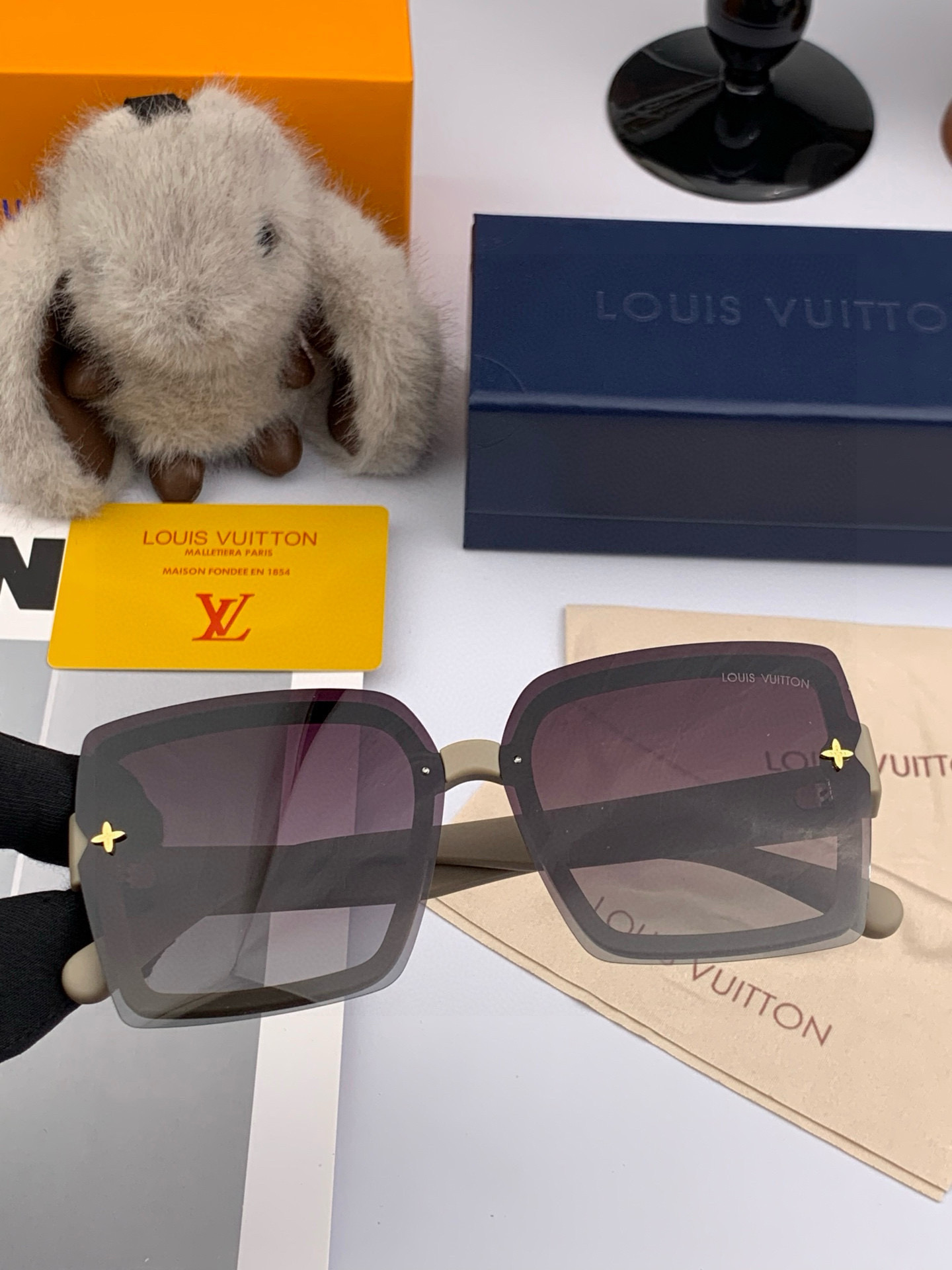   lv大框太阳镜墨镜经典的方框设计，不挑脸型，无论搭配大衣还是连衣裙都非常显气质预防紫外线  型号：L