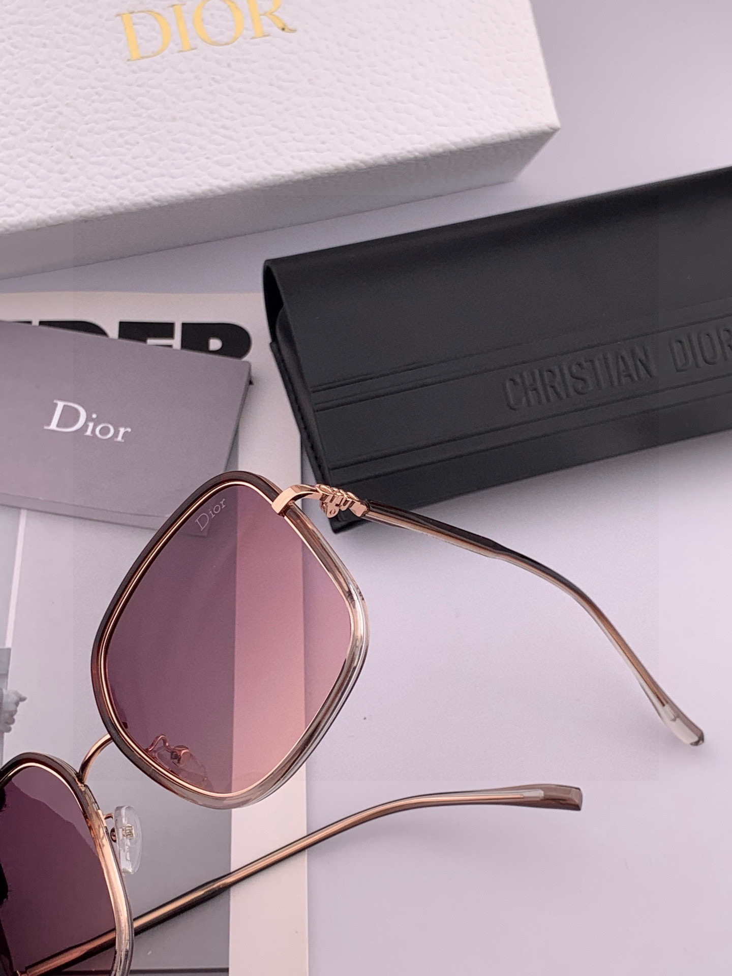  【偏光系列】 DIOR 经典的方框设计，不挑脸型，无论搭配大衣还是连衣裙都非常显气质偏光镜片预防紫外线