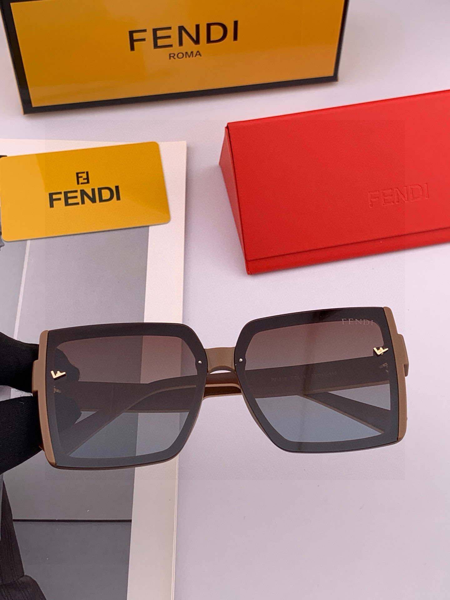 🔺 【芬迪】2025开春新款 潮流爆款 时尚方框偏光太阳镜 高品质 佩戴舒适 网红潮款墨镜 女士高清偏光