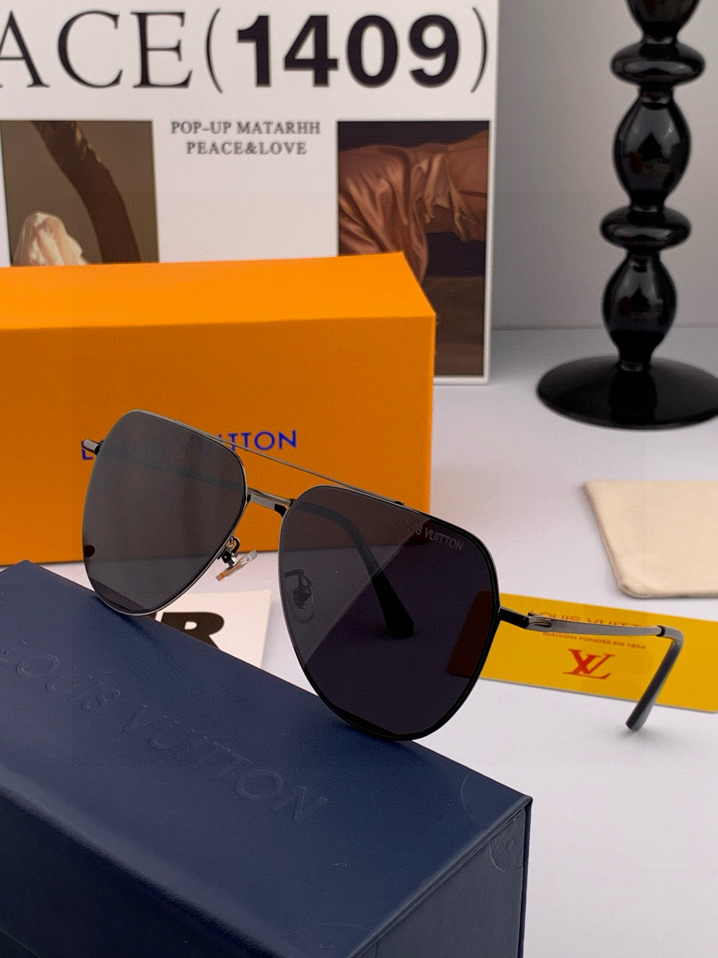       LV 男款炫彩飞行员偏光太阳镜 ❤️材质：高清尼龙加厚卡槽高清偏光镜片 🌹无边框镜架💕颜👍型