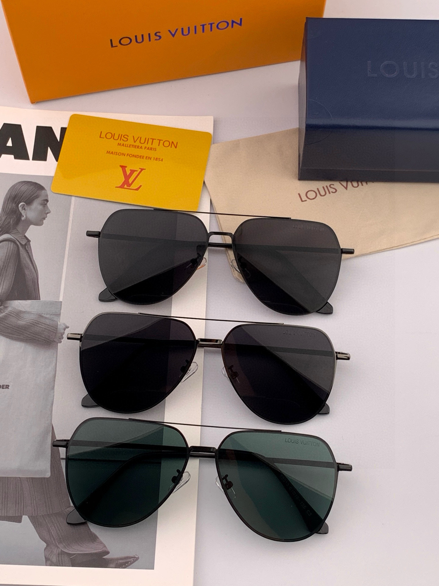       LV 男款炫彩飞行员偏光太阳镜 ❤️材质：高清尼龙加厚卡槽高清偏光镜片 🌹无边框镜架💕颜👍型