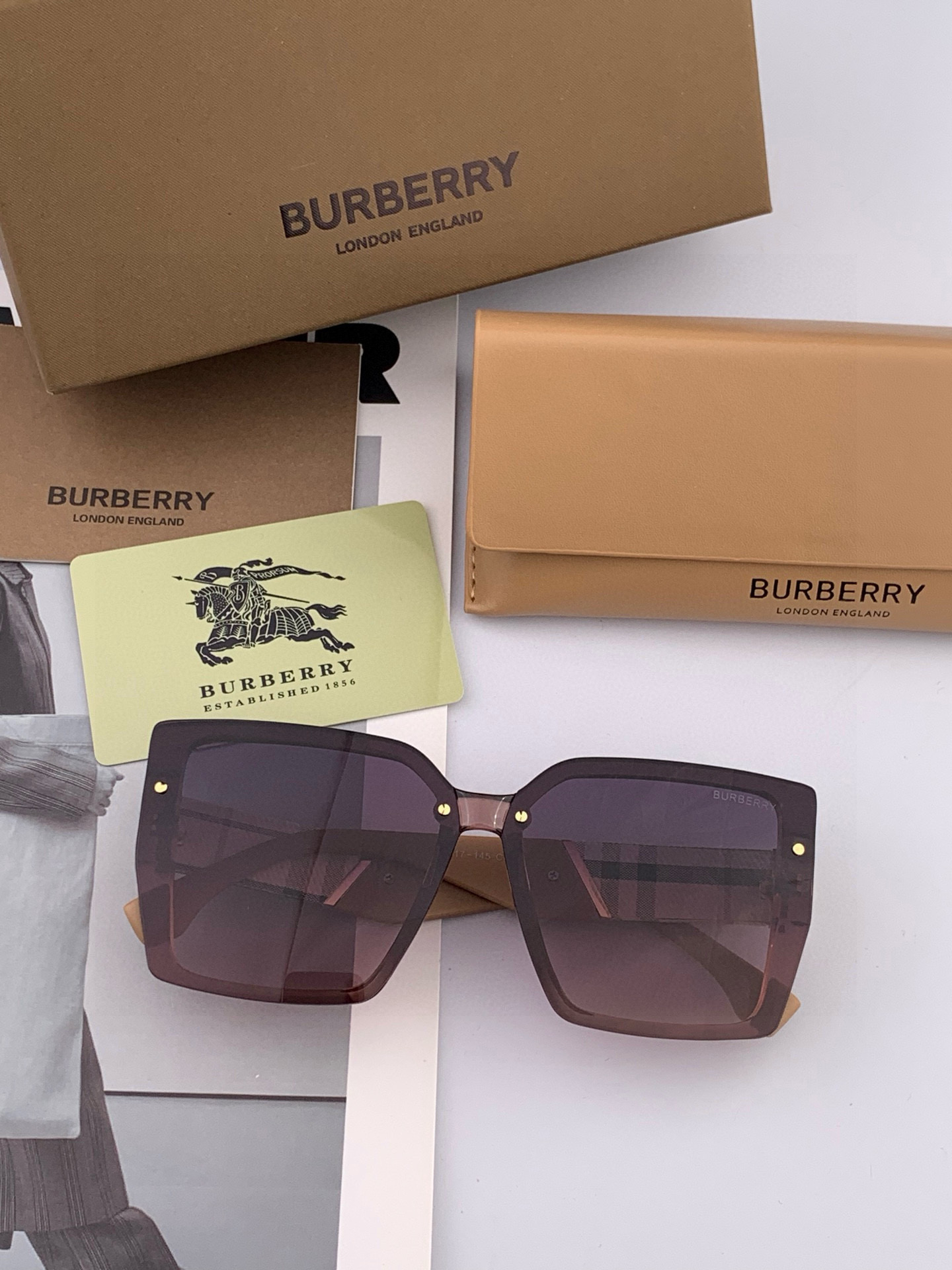 【偏光系列太阳镜】🎈原版出货 巴宝莉网红超爆款💙经典奢华全球风强酷亲亲 时尚方框太阳镜得意 气质非凡😄 