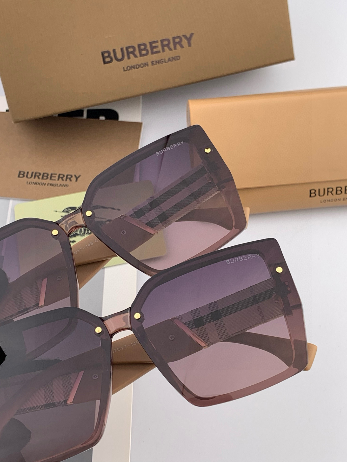 【偏光系列太阳镜】🎈原版出货 巴宝莉网红超爆款💙经典奢华全球风强酷亲亲 时尚方框太阳镜得意 气质非凡😄 