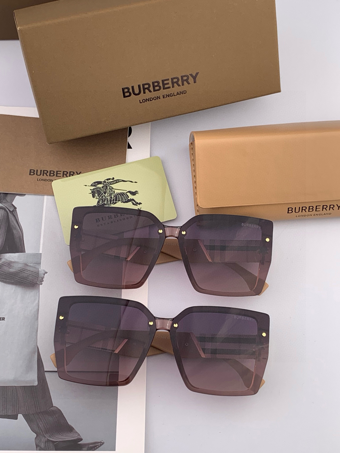 【偏光系列太阳镜】🎈原版出货 巴宝莉网红超爆款💙经典奢华全球风强酷亲亲 时尚方框太阳镜得意 气质非凡😄 