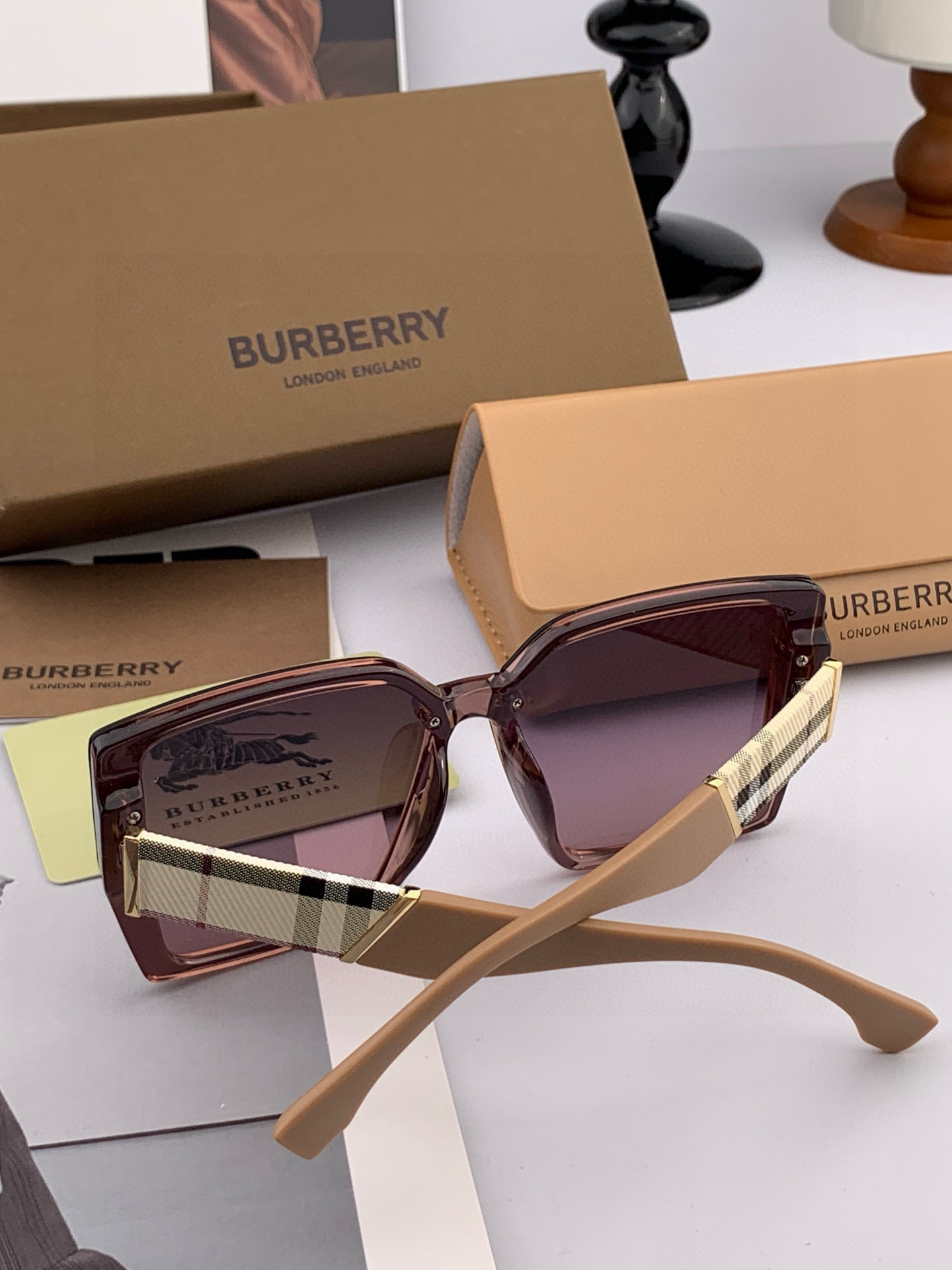 【偏光系列太阳镜】🎈原版出货 巴宝莉网红超爆款💙经典奢华全球风强酷亲亲 时尚方框太阳镜得意 气质非凡😄 