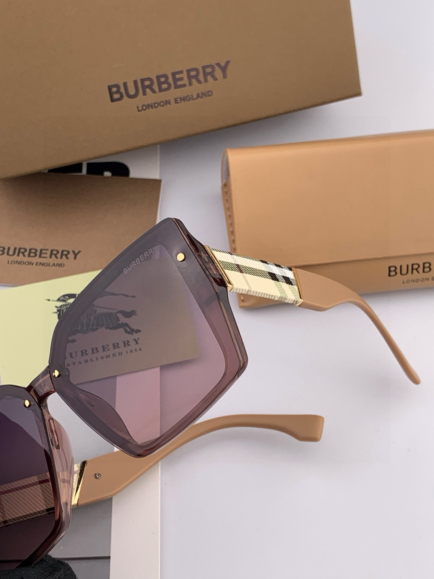 【偏光系列太阳镜】🎈原版出货 巴宝莉网红超爆款💙经典奢华全球风强酷亲亲 时尚方框太阳镜得意 气质非凡😄 