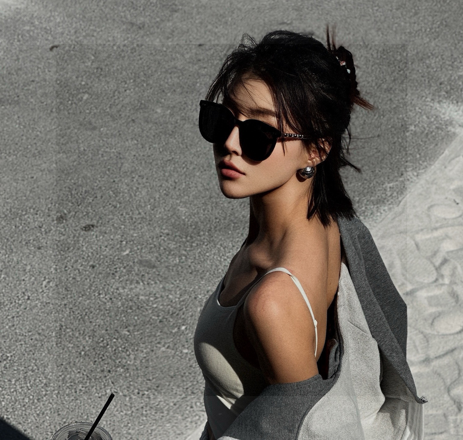  香奈儿2025 开春新款大框太阳镜男女同款 😎 
爆款大框尼龙太阳镜 超逼格超酷 
镜腿品牌设计感强 