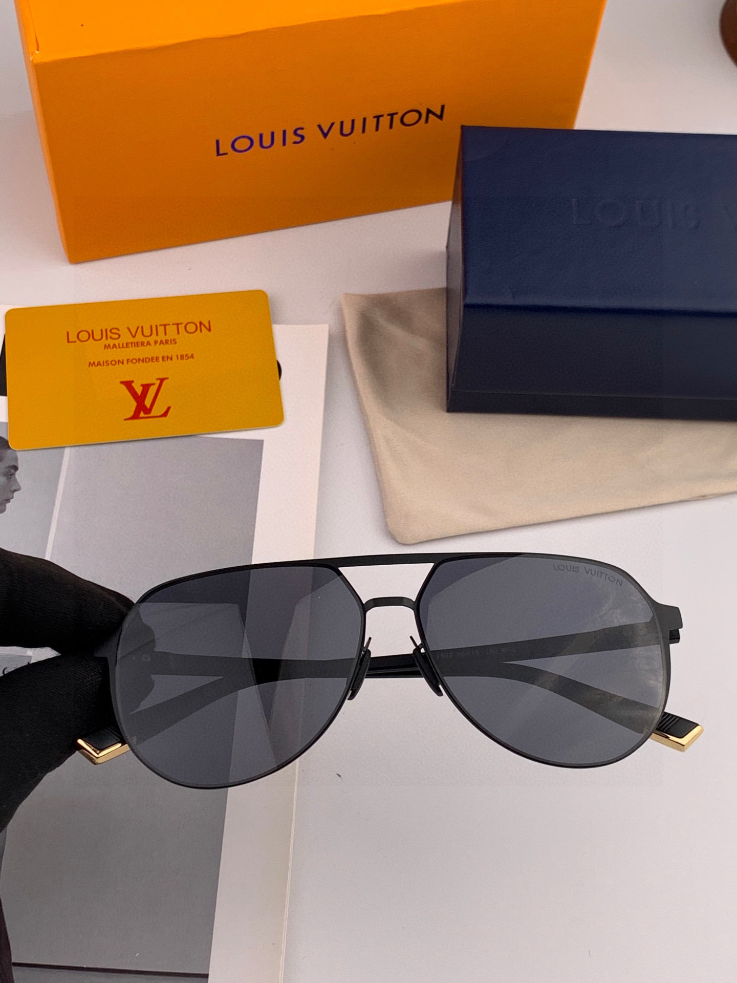       LV 男款炫彩飞行员偏光太阳镜 ❤️材质：高清尼龙加厚卡槽高清偏光镜片 🌹无边框镜架💕颜👍型