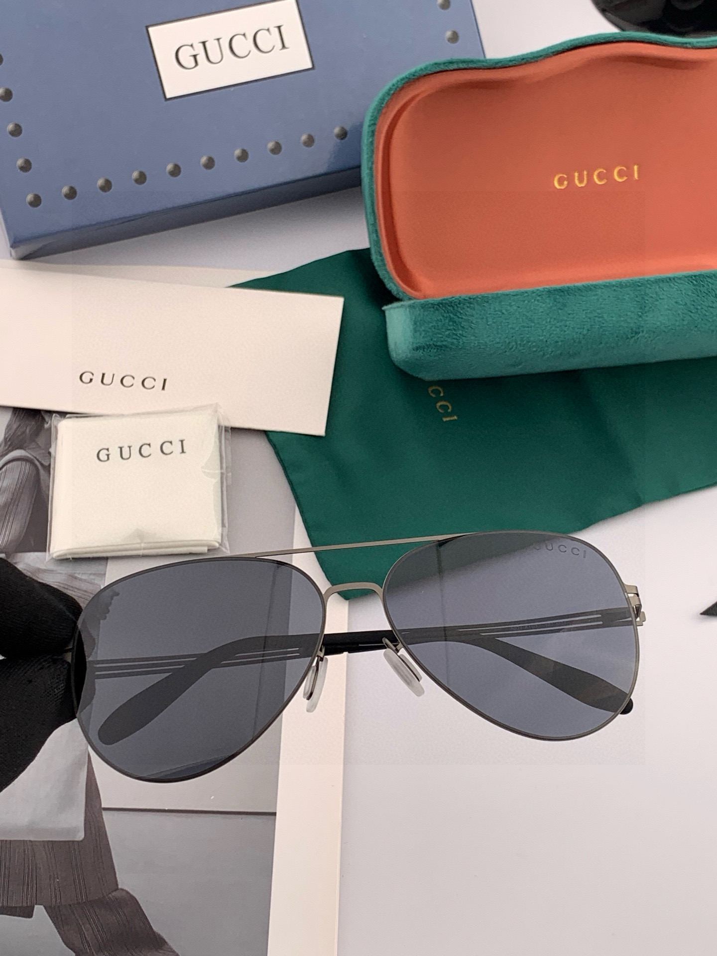      GUCC* 2025新款男女情侣款太阳iP电镀永不褪色 卖点：超轻超有弹性整幅眼镜无螺丝重要的