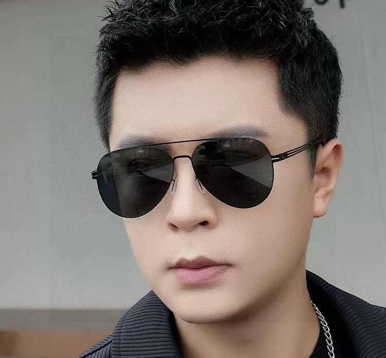      GUCC* 2025新款男女情侣款太阳iP电镀永不褪色 卖点：超轻超有弹性整幅眼镜无螺丝重要的