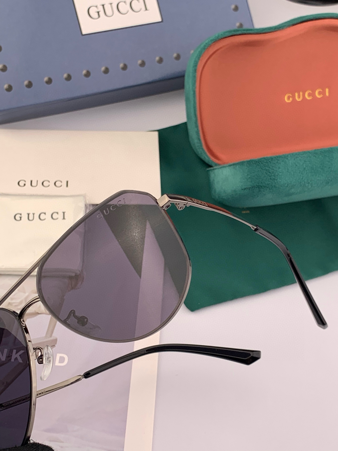         GUCCI 男款炫彩飞行员偏光太阳镜 ❤️材质：高清尼龙加厚卡槽高清偏光镜片 🌹无边框镜