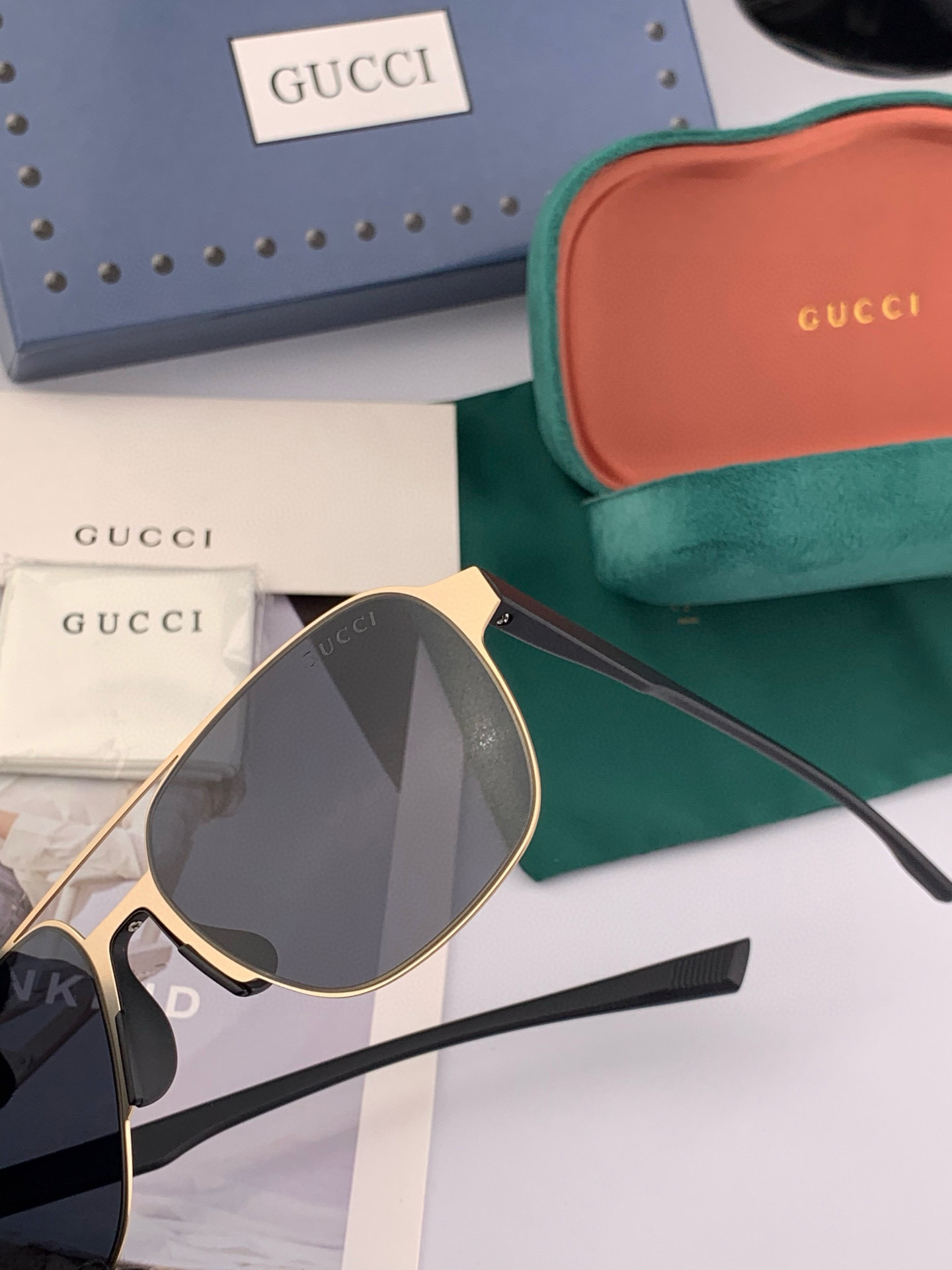         GUCCI 男款炫彩飞行员偏光太阳镜 ❤️材质：高清尼龙加厚卡槽高清偏光镜片 🌹无边框镜