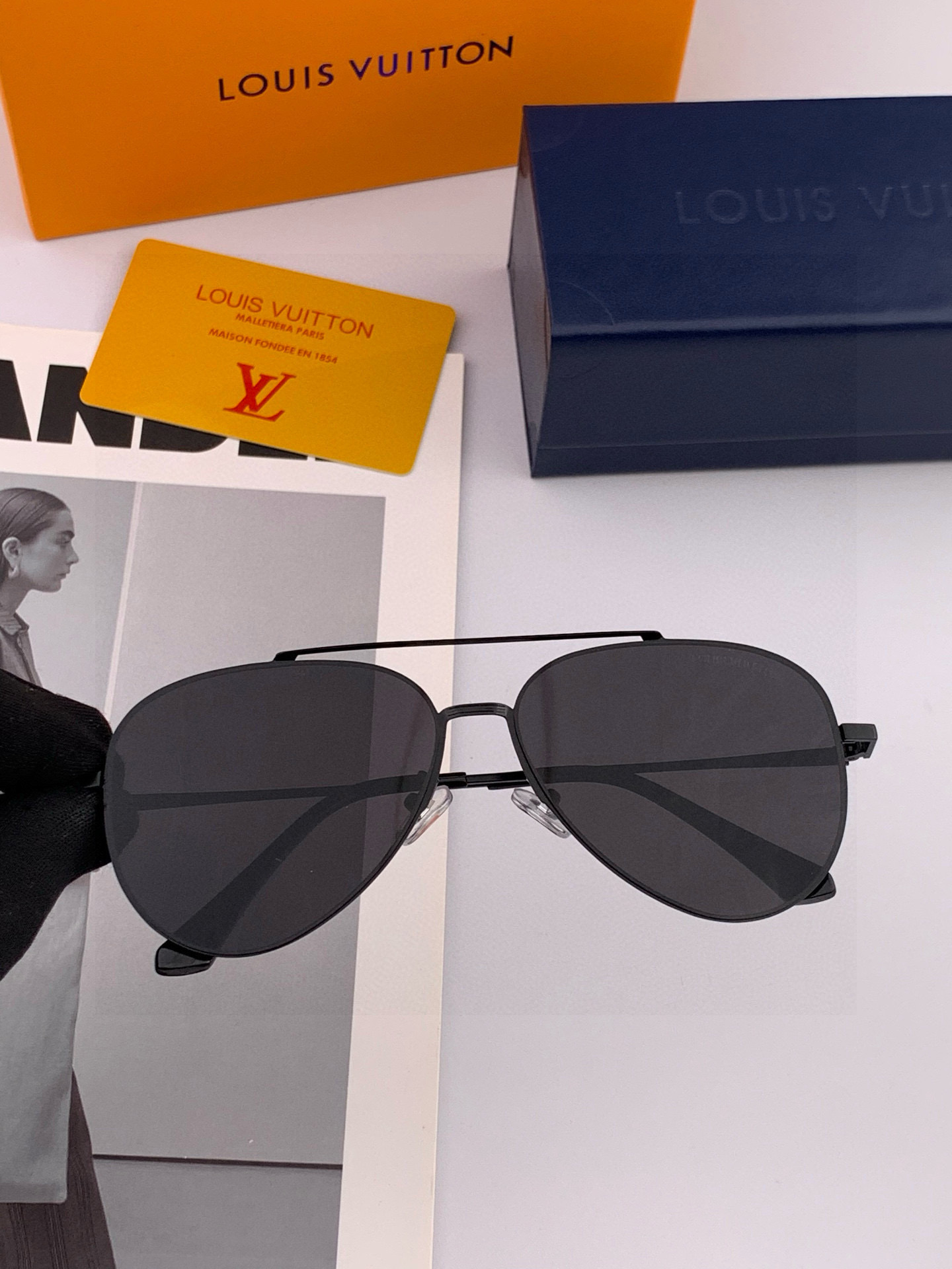       LV 男款炫彩飞行员偏光太阳镜 ❤️材质：高清尼龙加厚卡槽高清偏光镜片 🌹无边框镜架💕颜👍型