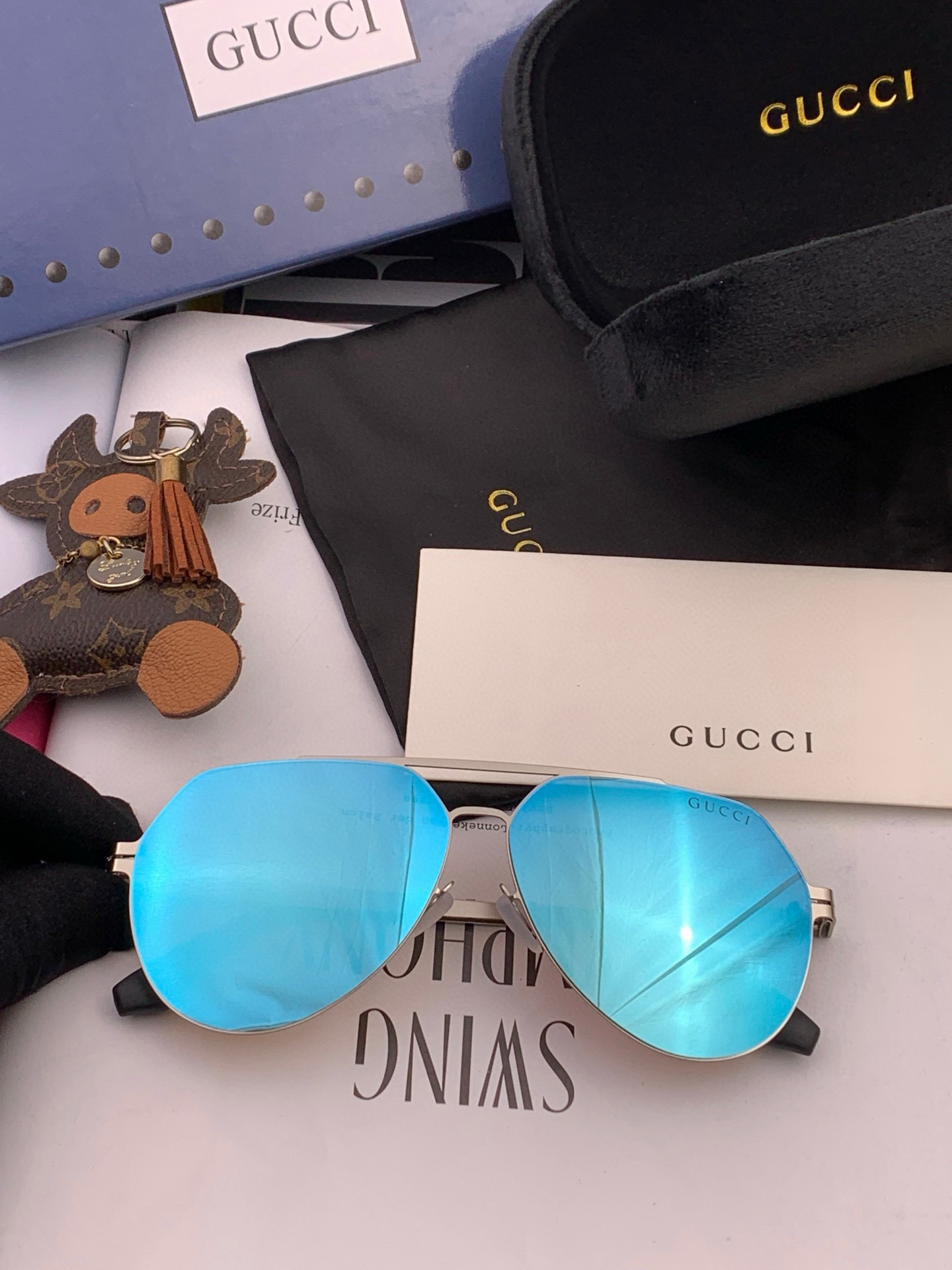       Gucc*2025新款男女情侣款太阳iP电镀永不褪色 卖点：超轻超有弹性整幅眼镜无螺丝重要的