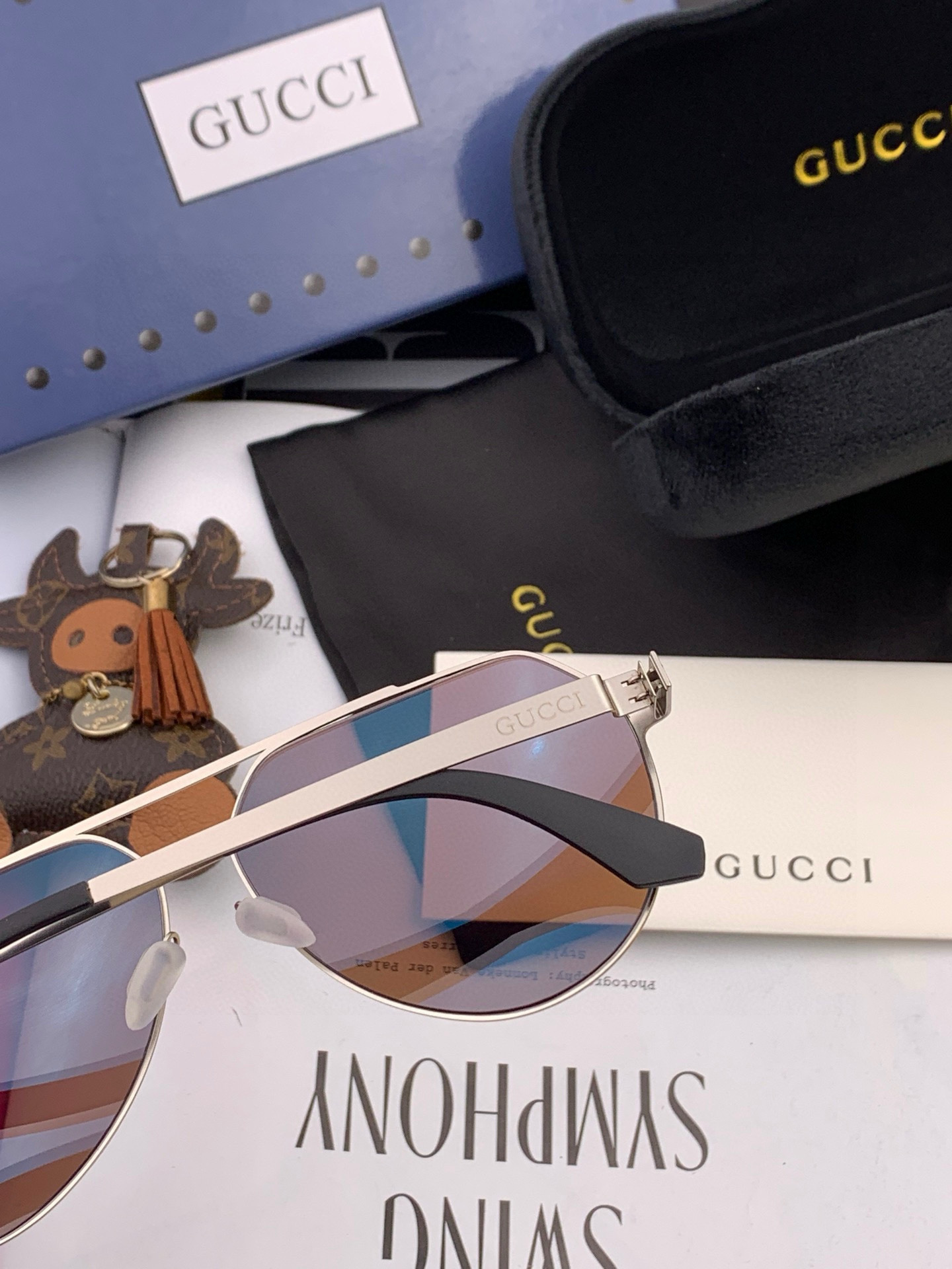       Gucc*2025新款男女情侣款太阳iP电镀永不褪色 卖点：超轻超有弹性整幅眼镜无螺丝重要的