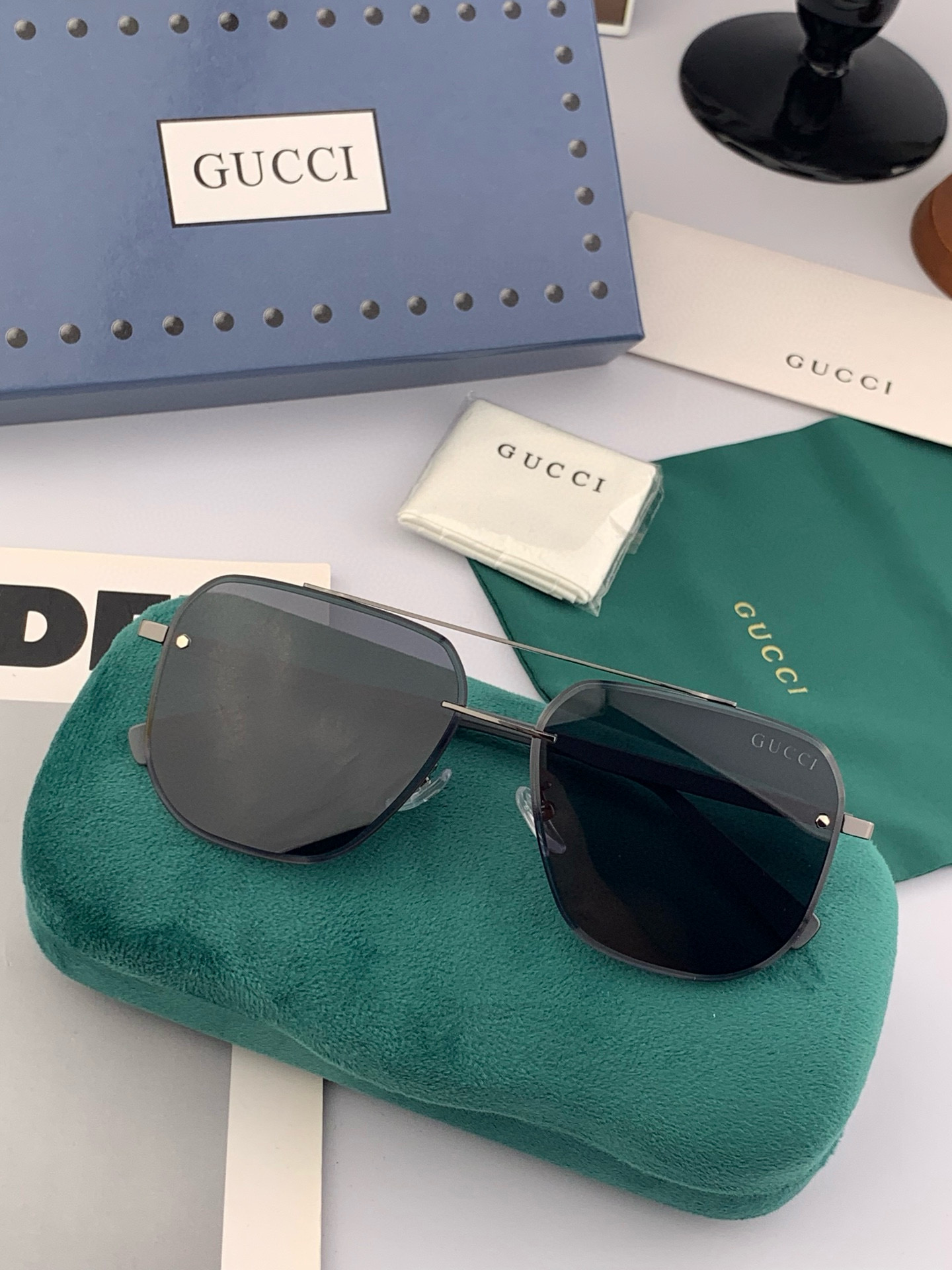         GUCCI 男款炫彩飞行员偏光太阳镜 ❤️材质：高清尼龙加厚卡槽高清偏光镜片 🌹无边框镜