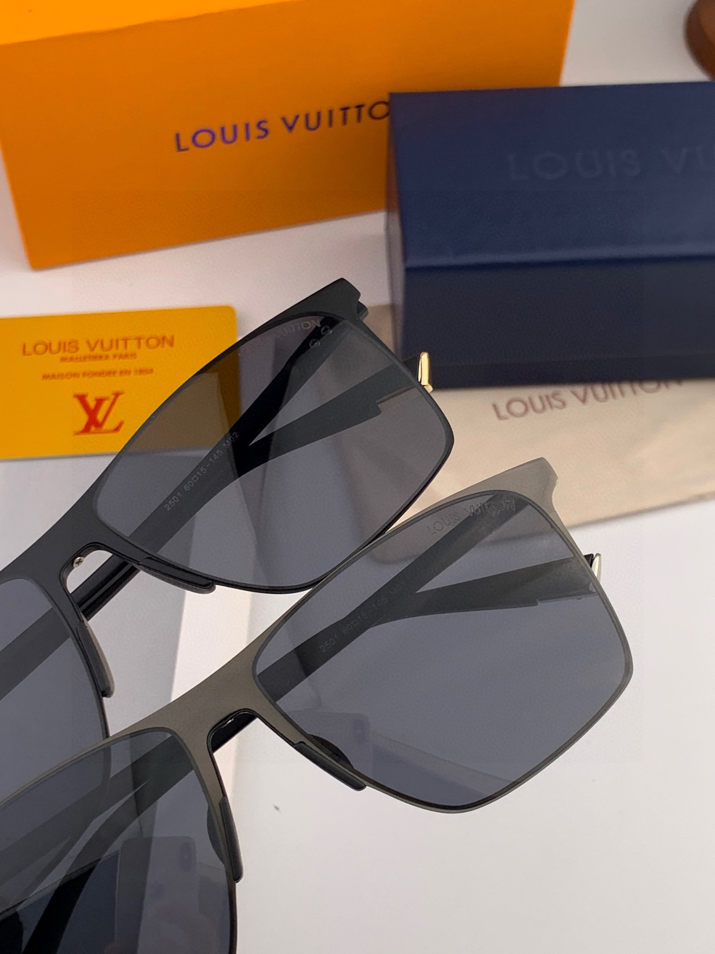       LV 男款炫彩飞行员偏光太阳镜 ❤️材质：高清尼龙加厚卡槽高清偏光镜片 🌹无边框镜架💕颜👍型