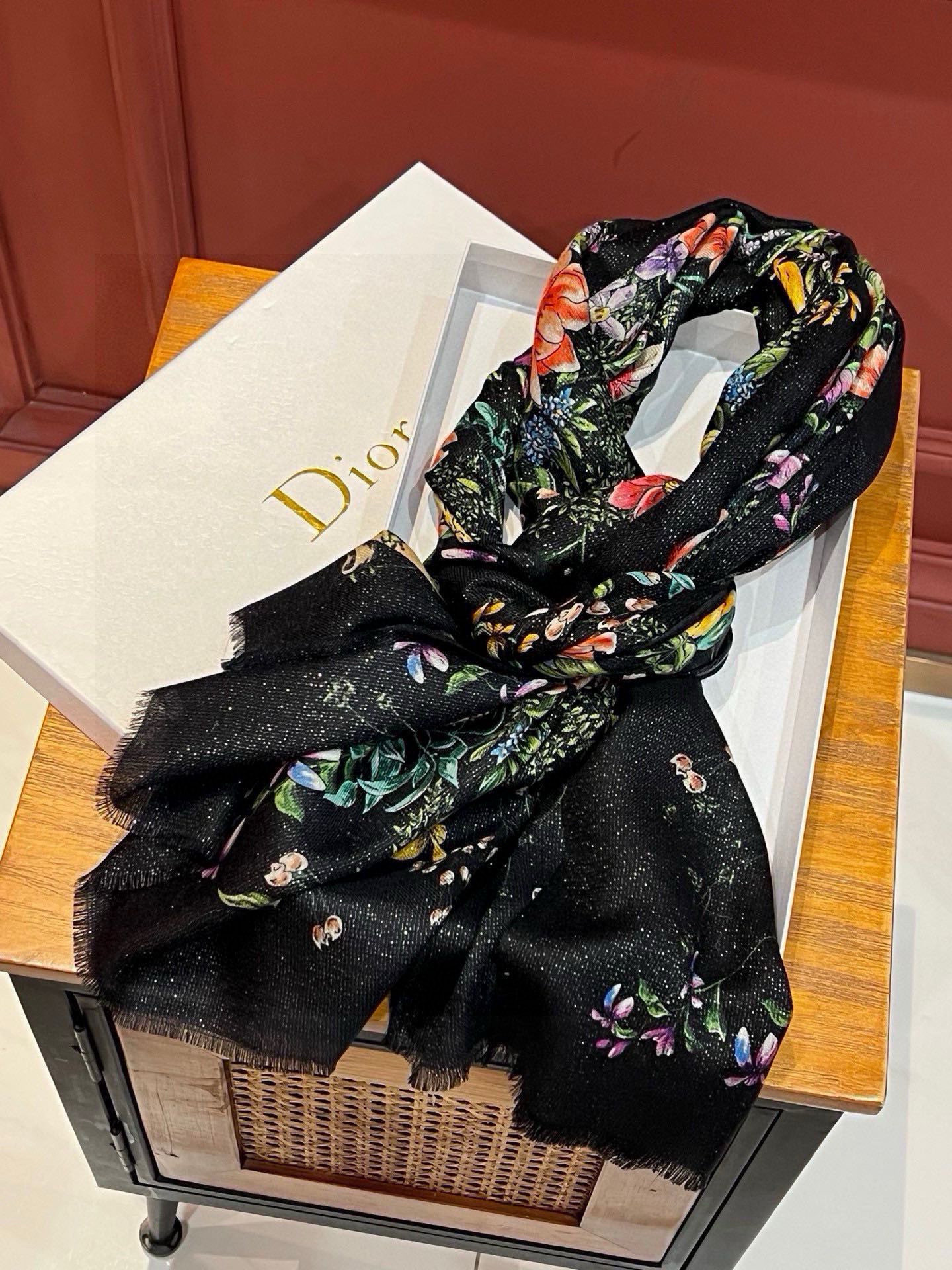 
  会发光发亮的围巾💃🏻💃🏻D家【D花香明媚】‼️抢‼️VIP推荐 ‼️👍下手一定要快【高端 大爱 ‼