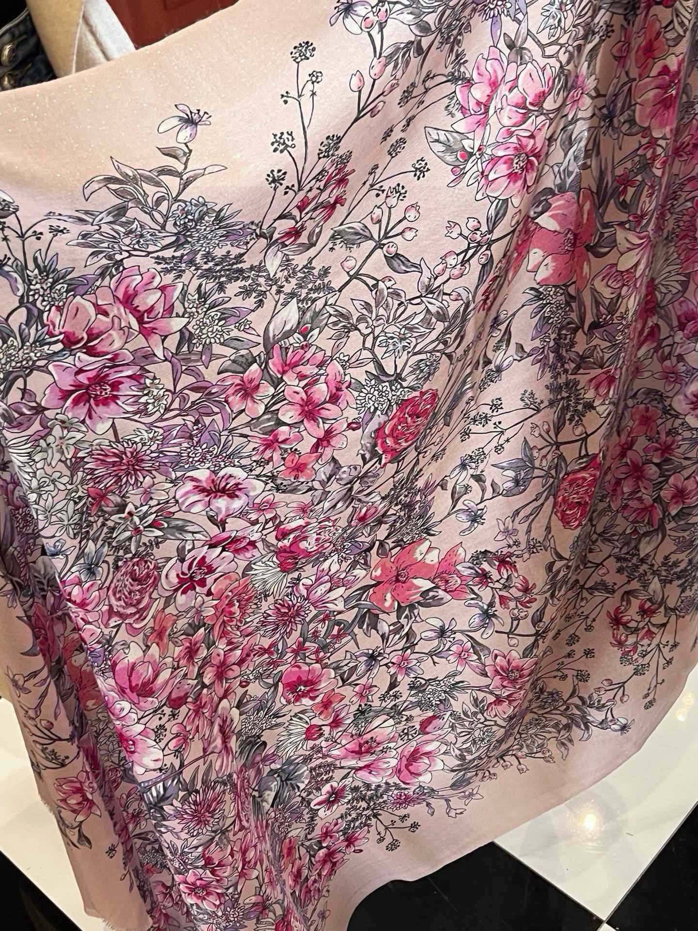   会发光发亮的围巾💃🏻💃🏻D家【D花香明媚】‼️抢‼️VIP推荐 ‼️👍下手一定要快【高端 大爱 ‼️