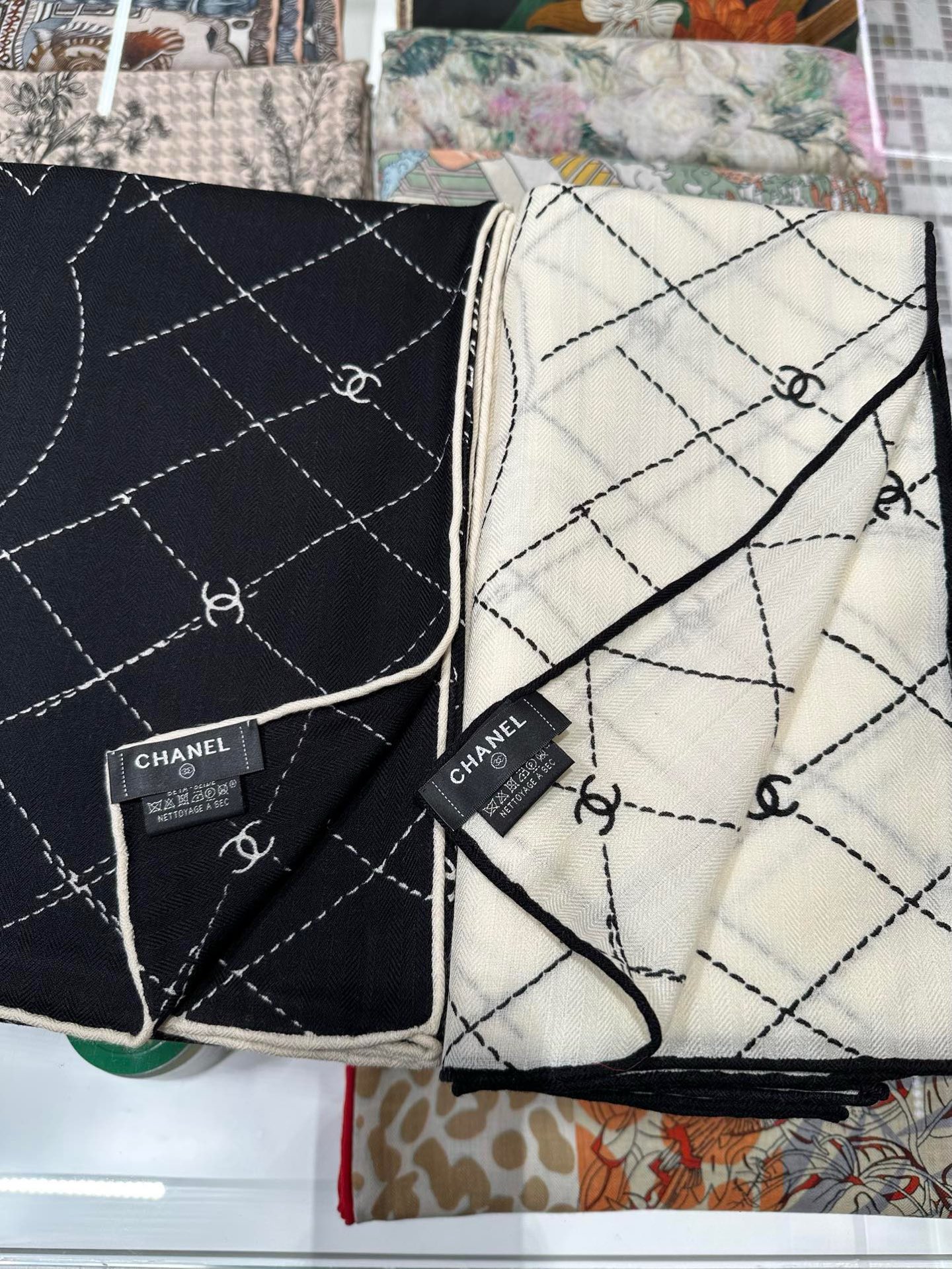 【升级双面同色 加密面料】 上新❤️ 
140*140台版印花  黑白二色 
 高级都市新贵！山茶花的再