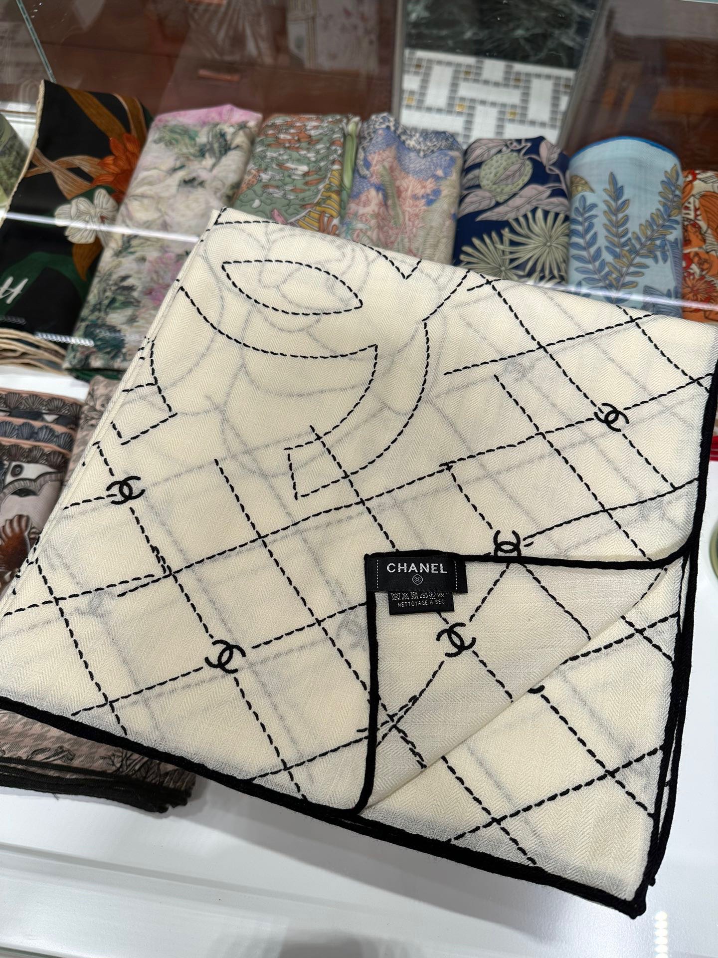 【升级双面同色 加密面料】 上新❤️ 
140*140台版印花  黑白二色 
 高级都市新贵！山茶花的再