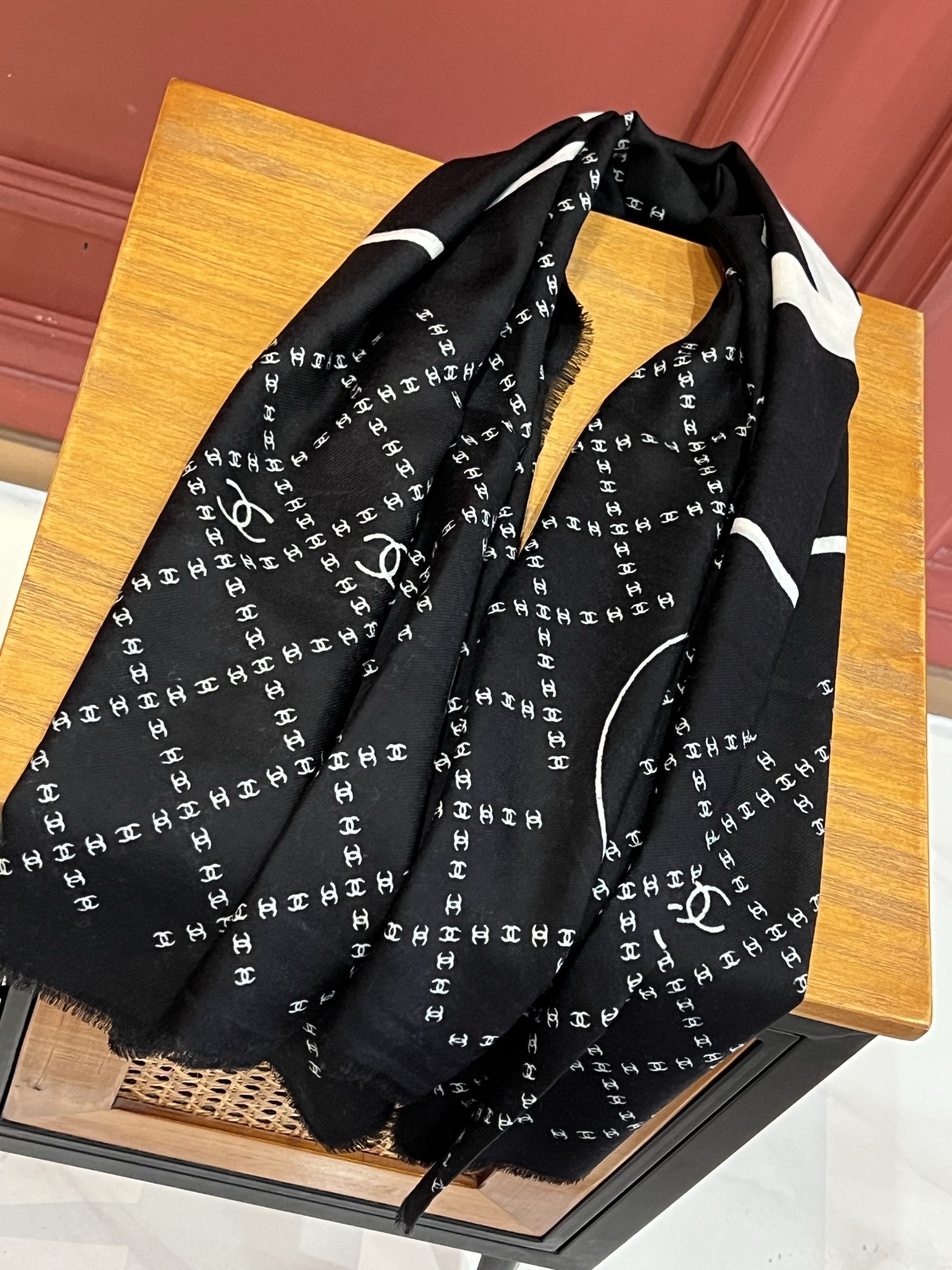  新款💖💖💃🏻💃🏻小香【双C标志网格方巾140】须边羊绒方巾‼️抢‼️VIP推荐 ‼️👍下手一定要快【高